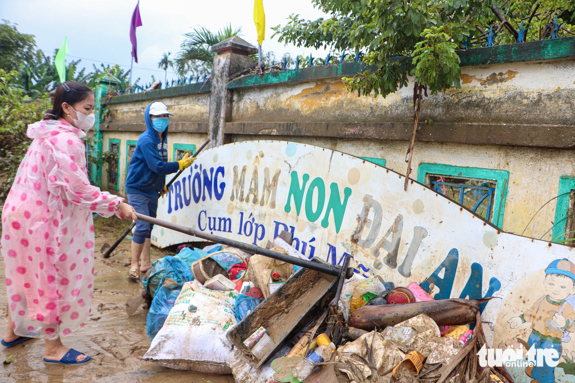 军队'助力'岘港洪水中心区幼儿园清理淤泥迎接儿童返校