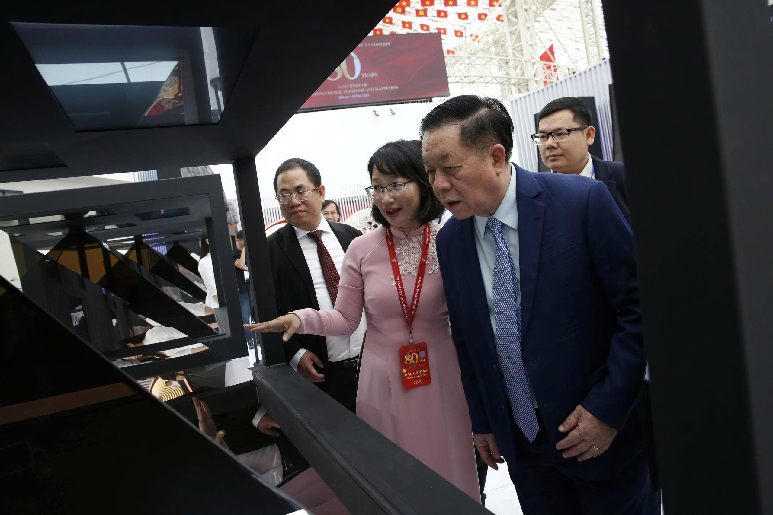 胡志明市展区在国家成就展上吸引游客