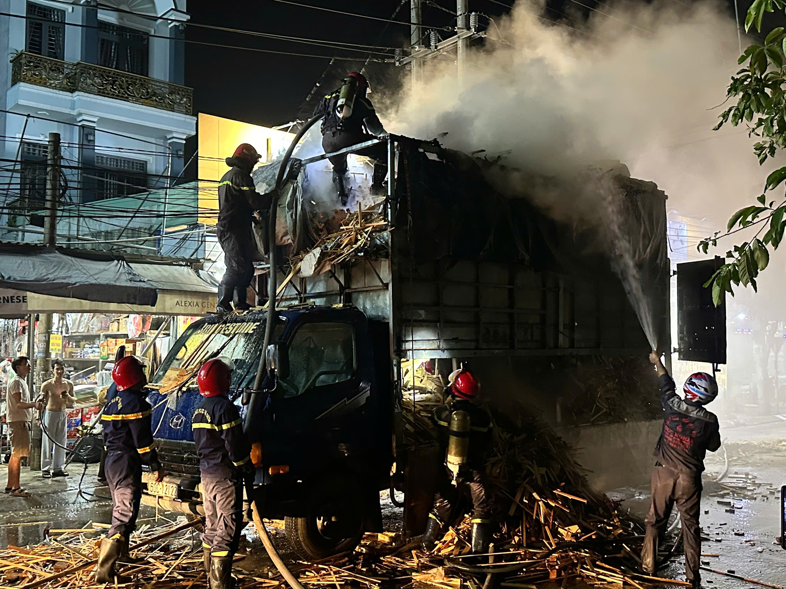 运木卡车起火，警察戴防毒面具灭火
