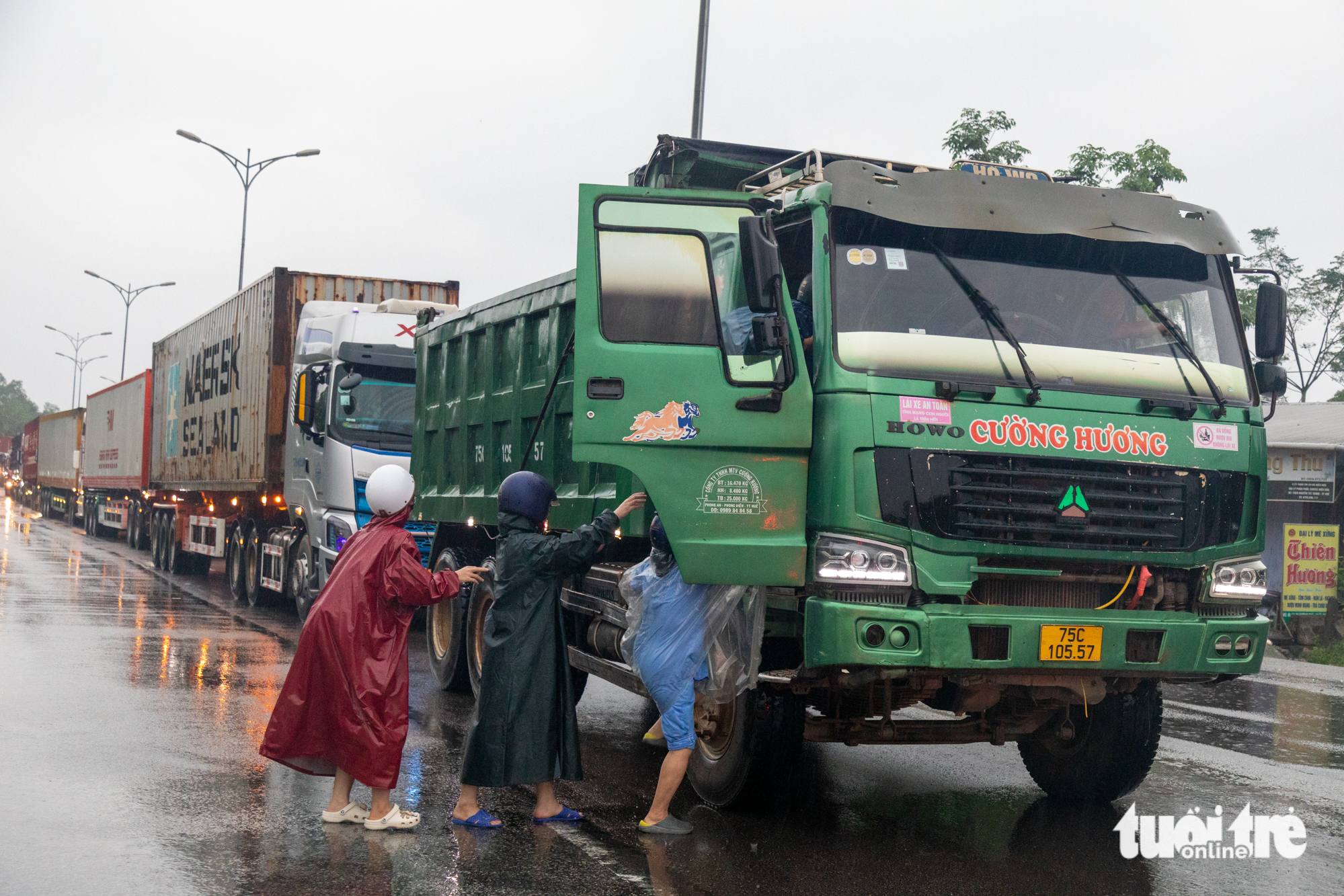 顺化市洪水：国道1号路积水深达65厘米，卡车排长队数公里通过积水点