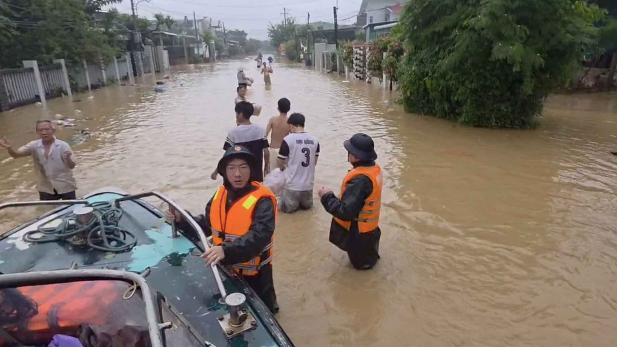 当看到海军部队带着特种船只到达洪水中心时，人们挥手欢呼