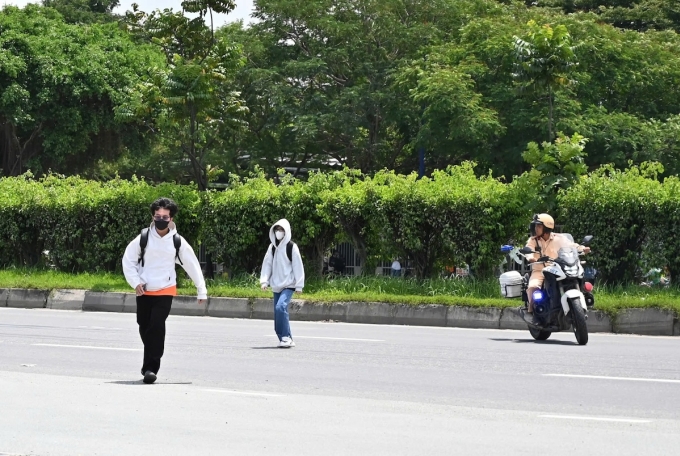 胡志明市多人因违规过马路被罚款