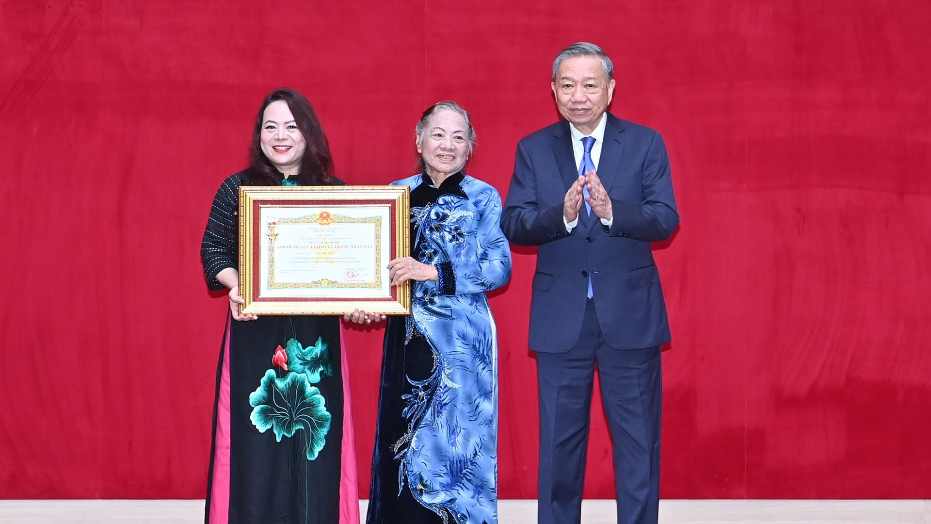 总书记苏林出席追授武文上将为英雄称号的仪式