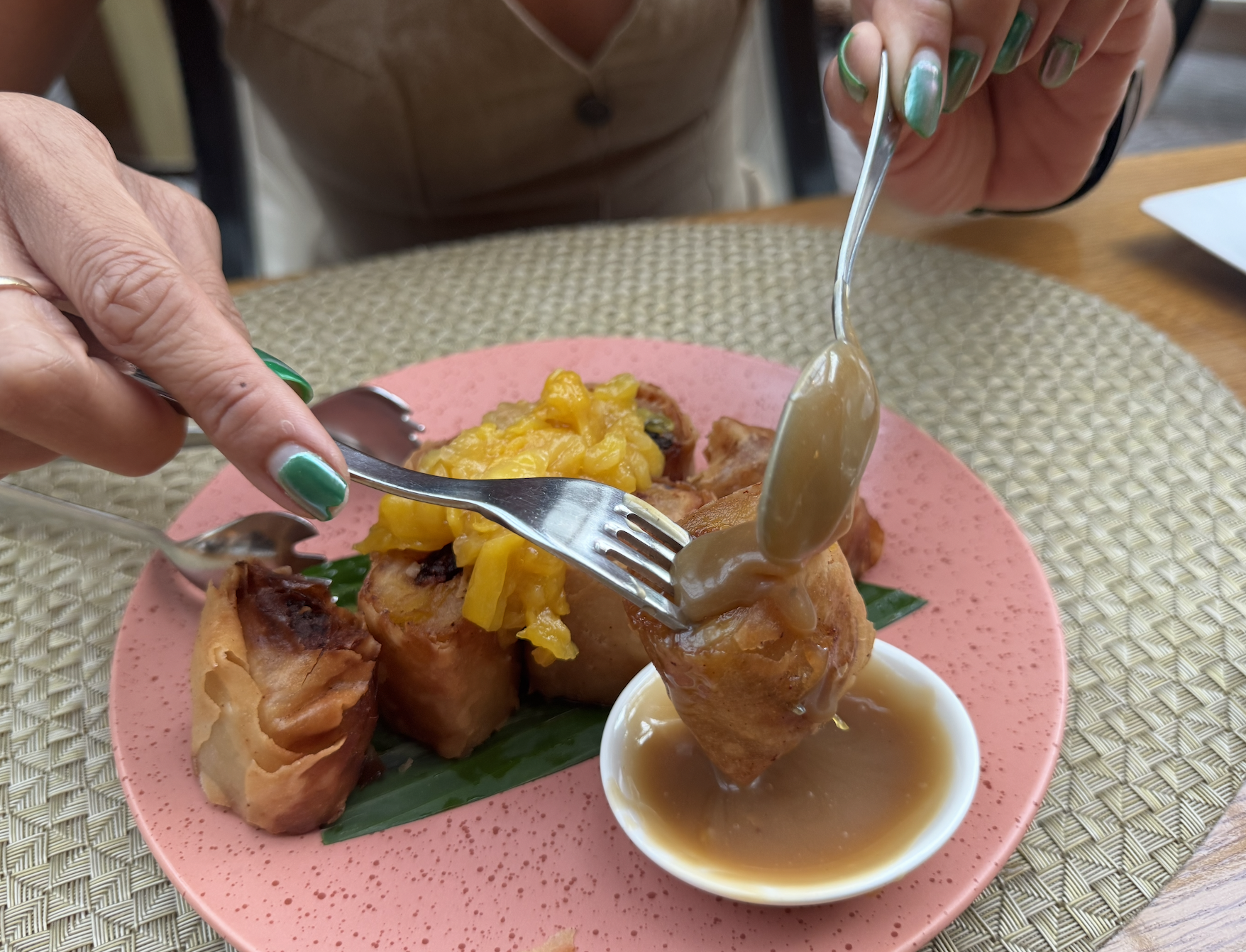 菲律宾豪华餐厅中的炸香蕉和红烧肉