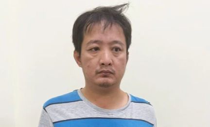 临时拘留将交警少校掀上汽车引擎盖的司机