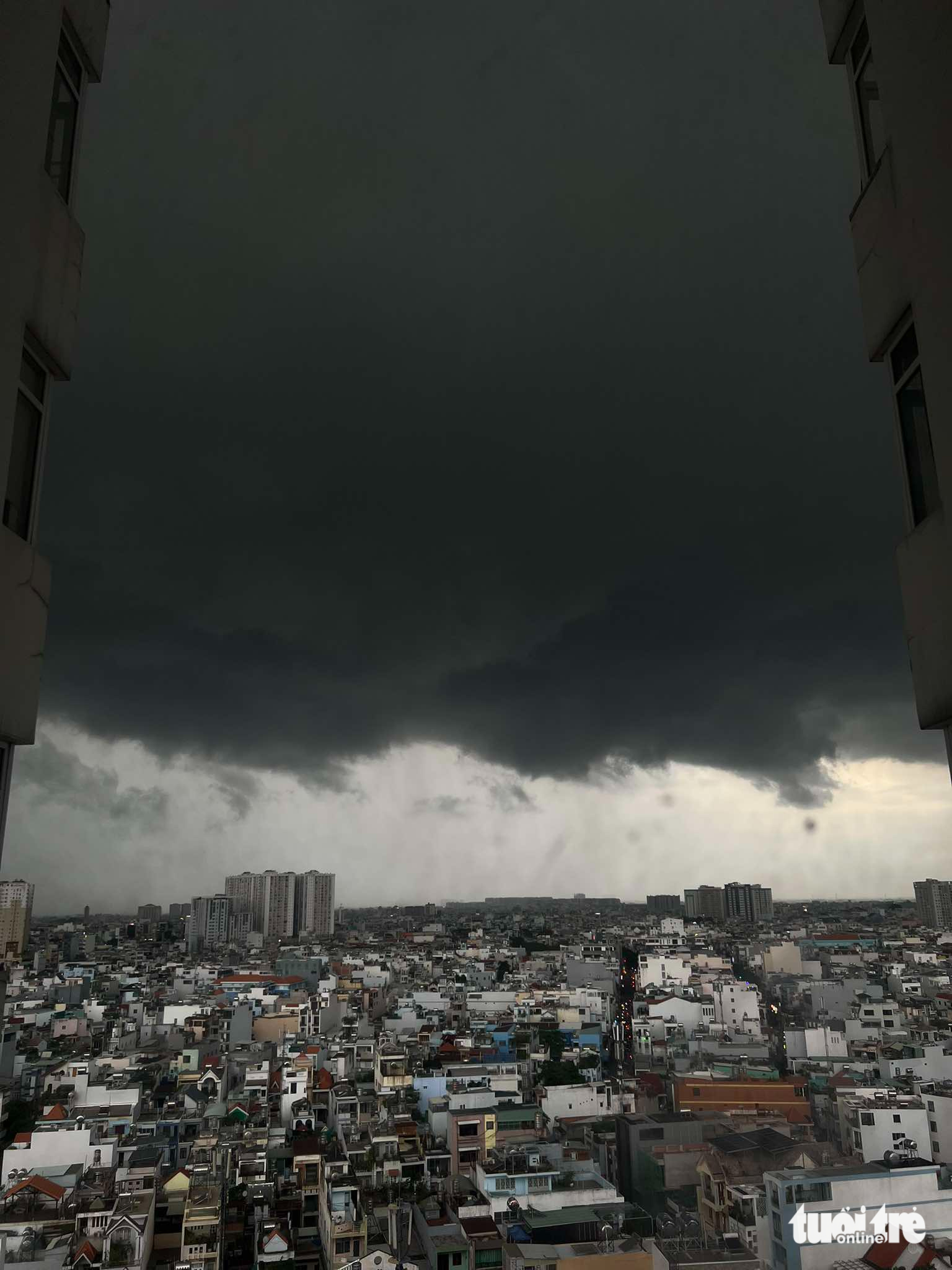 受热带低压影响，胡志明市今晚大雨达80毫米，伴有7级阵风