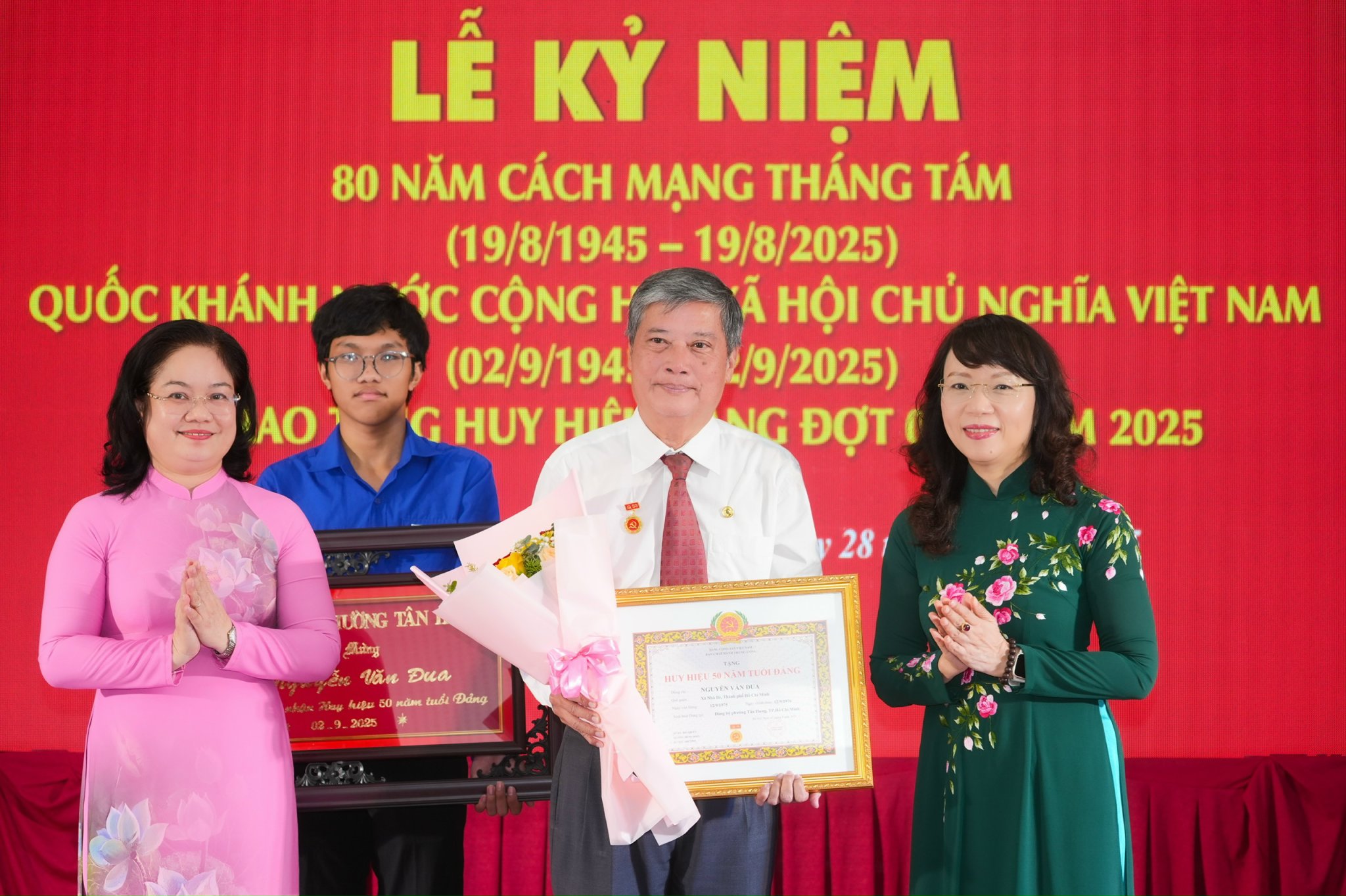 胡志明市：国庆节期间颁发多枚党徽章