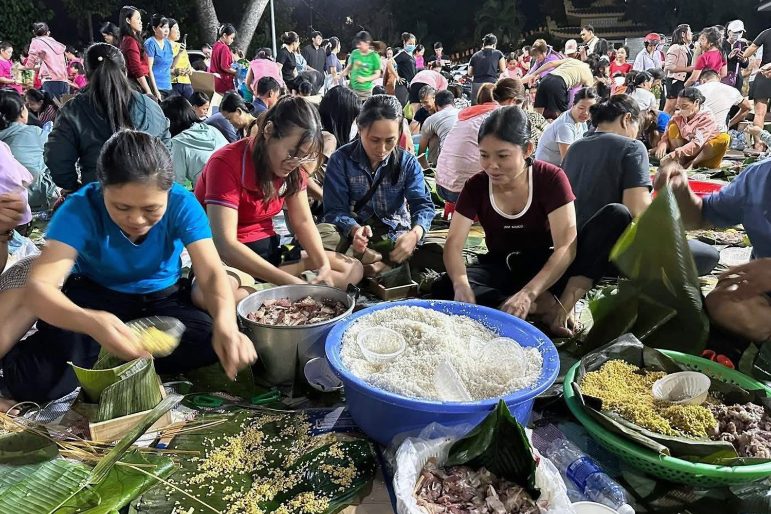 数百人通宵包粽子、包年糕送往洪水灾区同胞