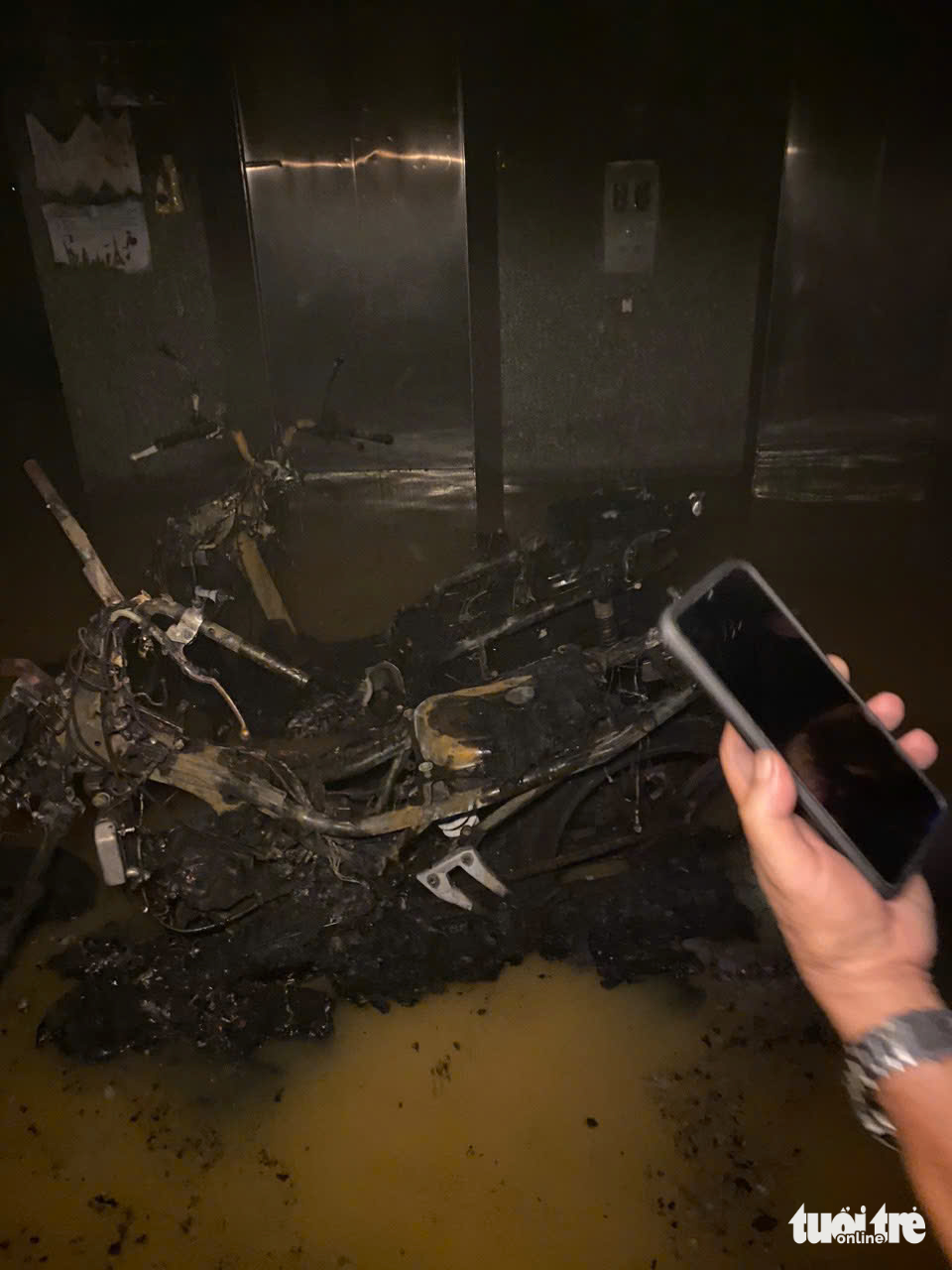 顺化历史性洪水中数千辆汽车和摩托车被淹、短路起火