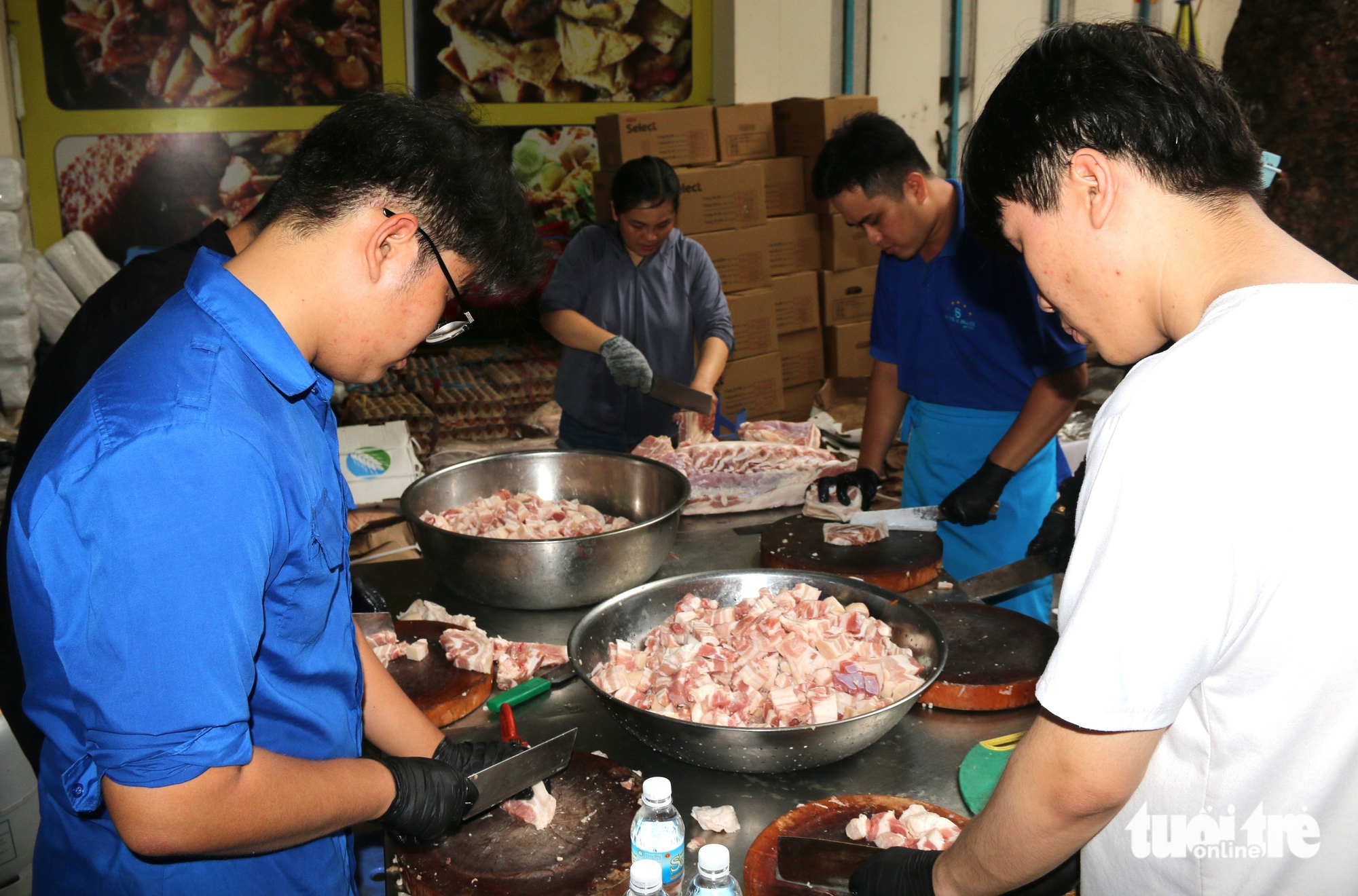 胡志明市‘热火朝天’4个厨房为庆和省洪水区民众服务