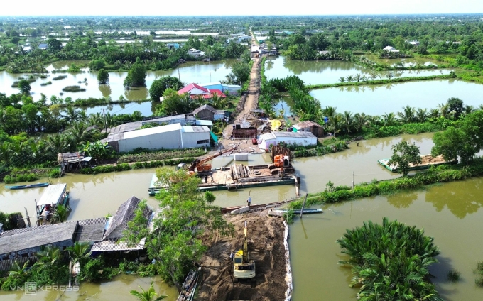 修建新路未建临时桥梁，数百户居民需乘渡船