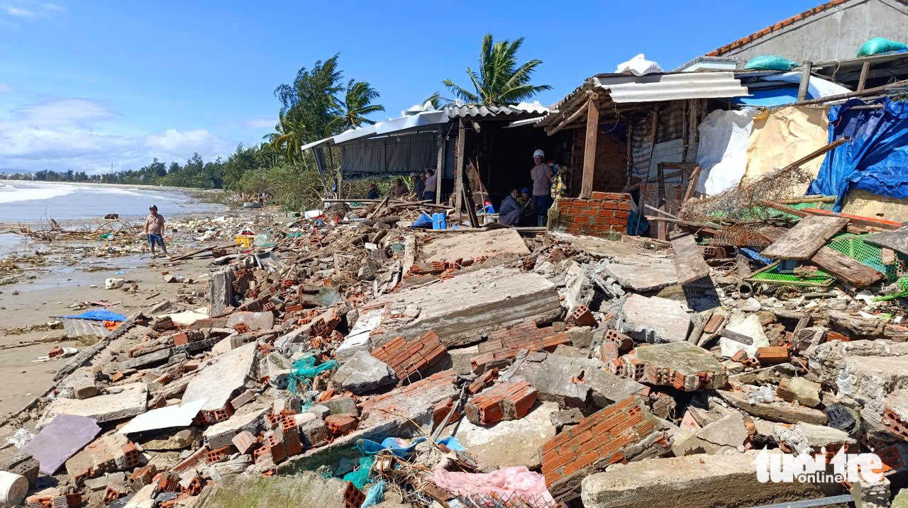 恐怖海浪夜间袭来，广南省海滨村庄一片狼藉