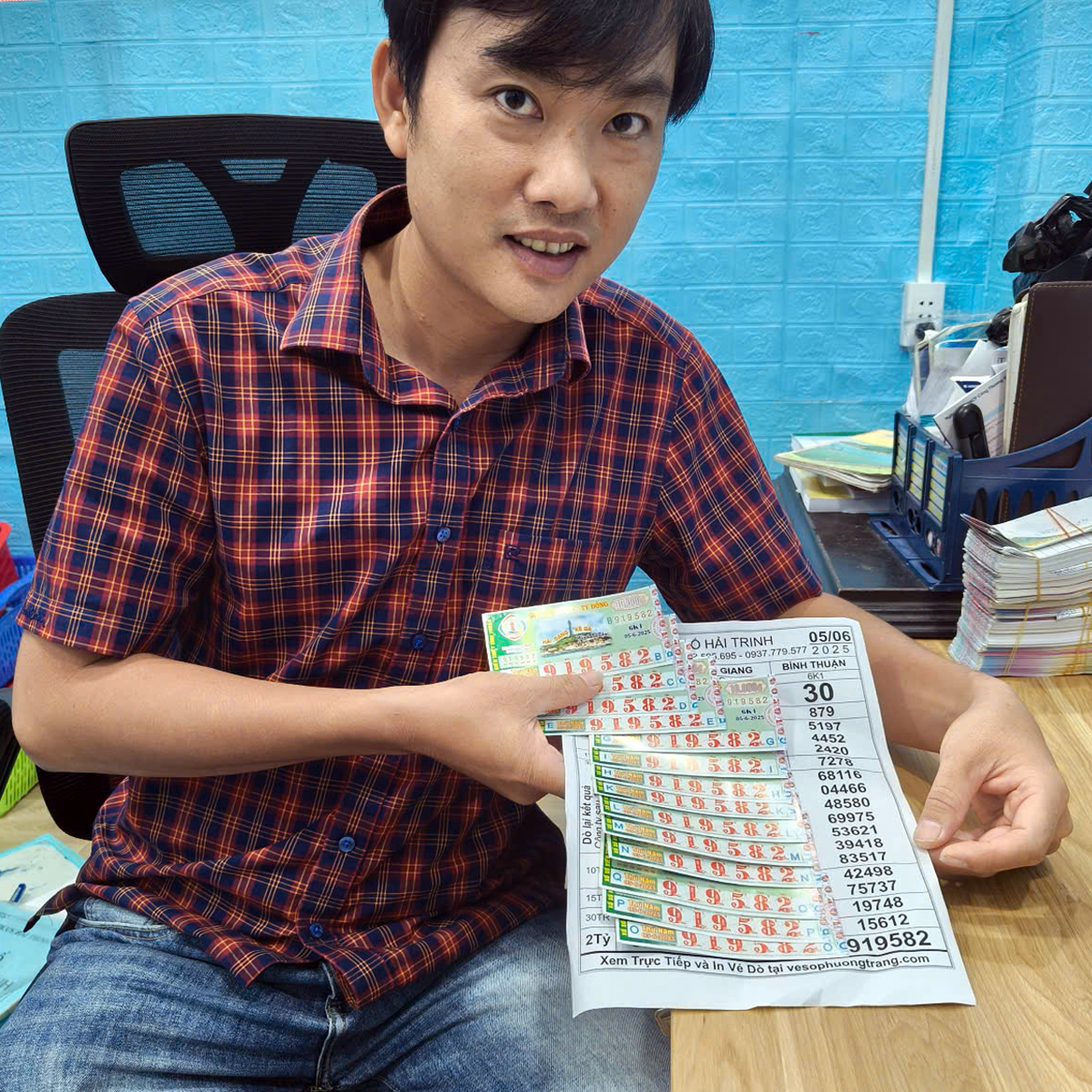 工人回家路上花光钱买彩票后中14张头奖
