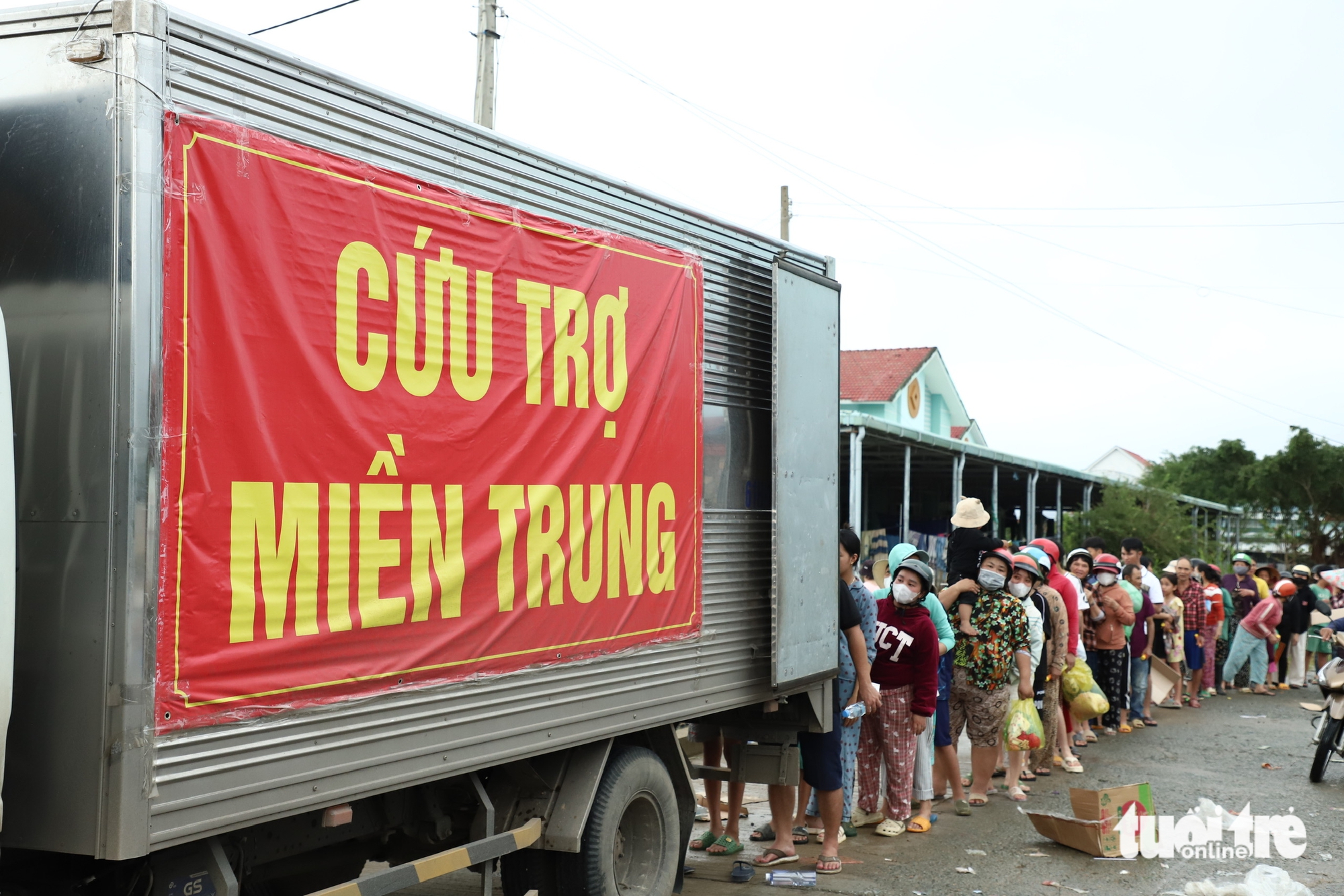 那些承载情谊的车辆驶向富安洪水区