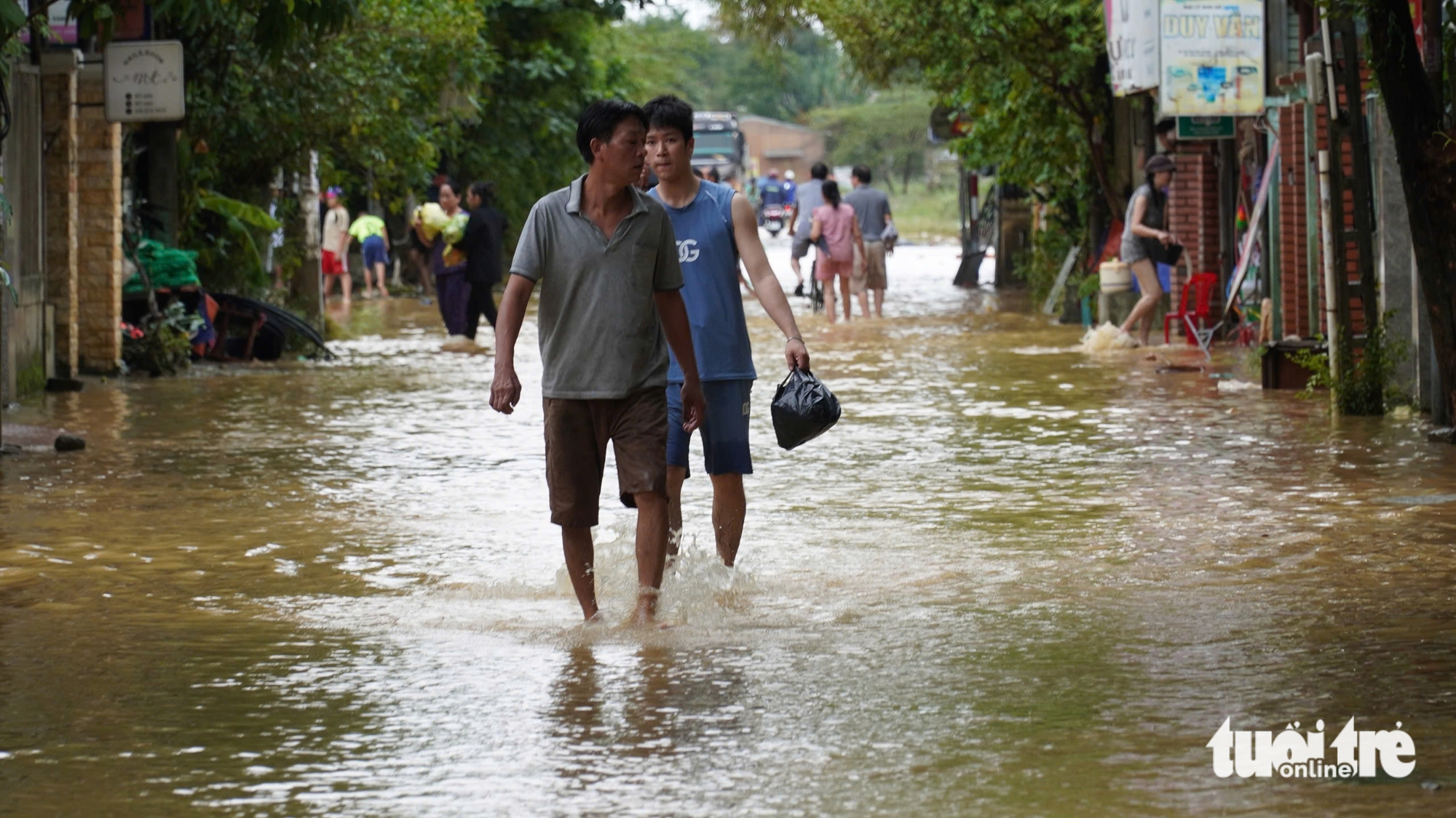 顺化洪水区居民：'收到青年报的必需品，感到无比温暖'