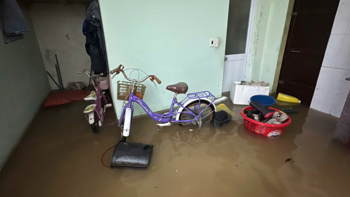 电线杆倒塌，铁皮屋顶在1号国道上飞起