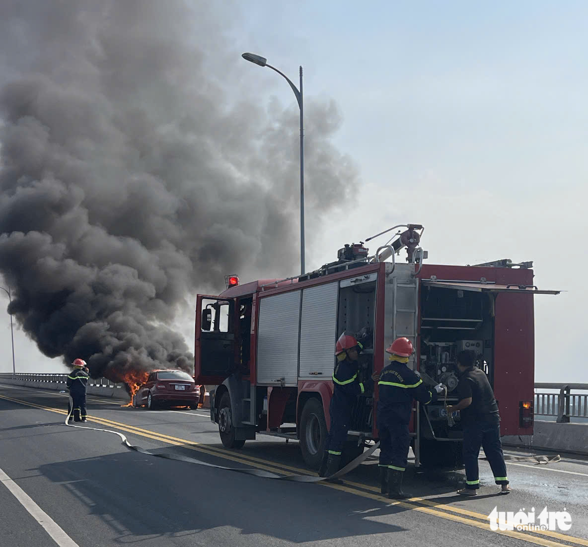 梅赛德斯汽车在Rạch Miễu桥上突然猛烈起火