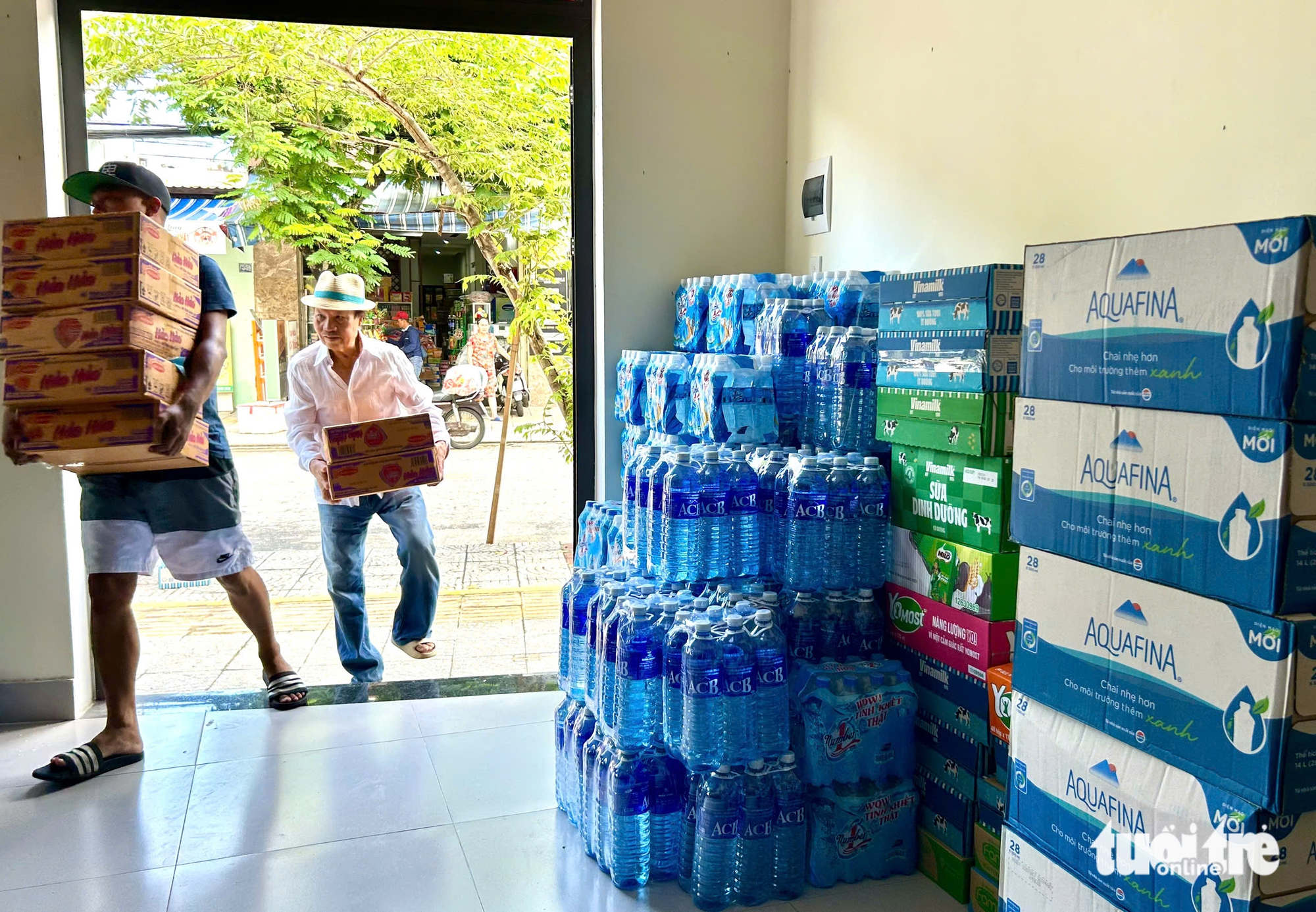 岘港市民寄送数吨必需品援助北部洪水灾区同胞