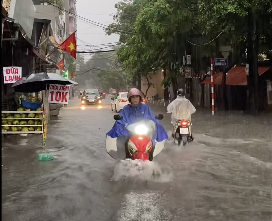 整夜大雨，今天早上河内多条道路开始积水