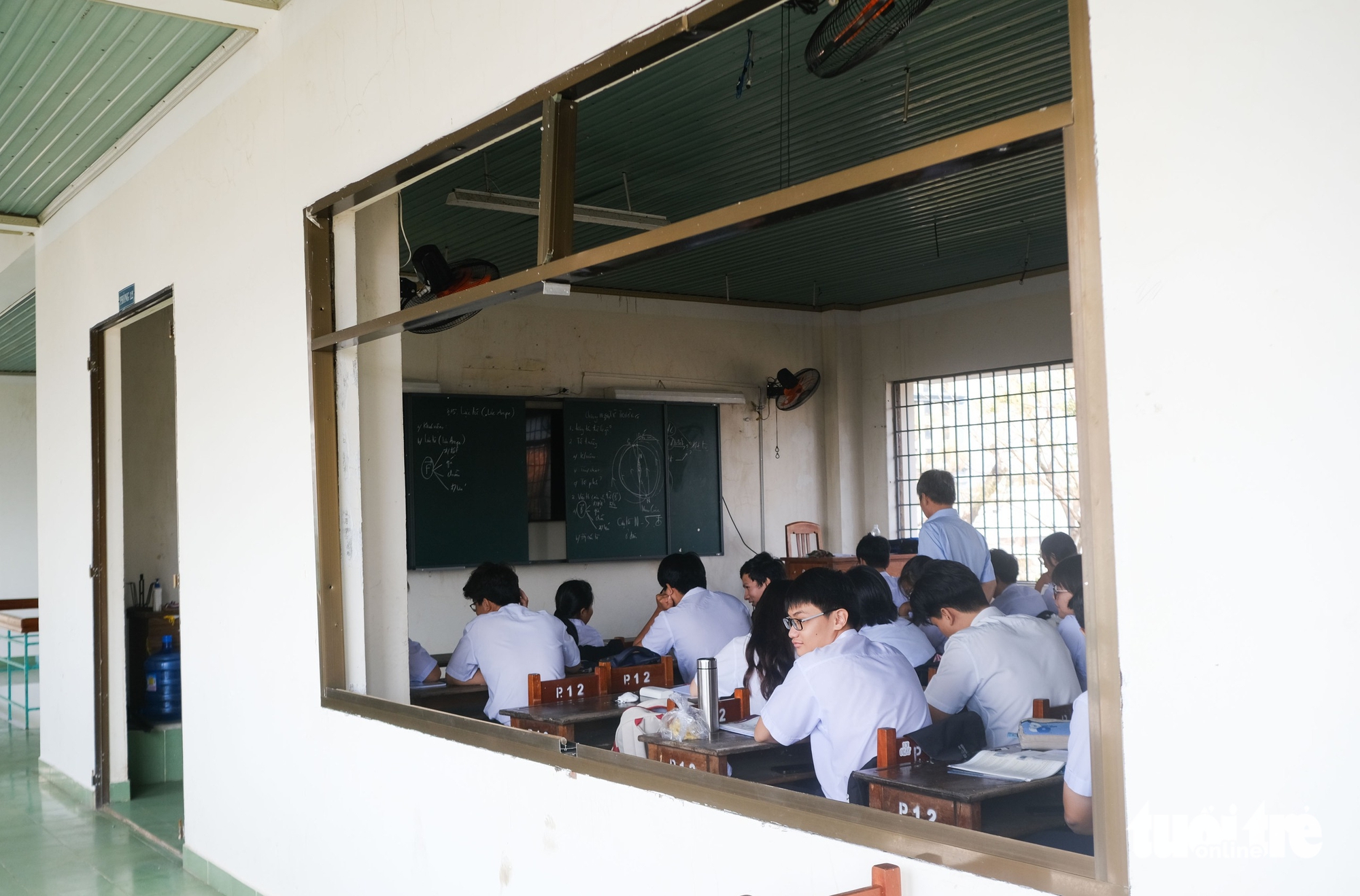 教室门、瓦屋顶被台风刮走，学生仍返校