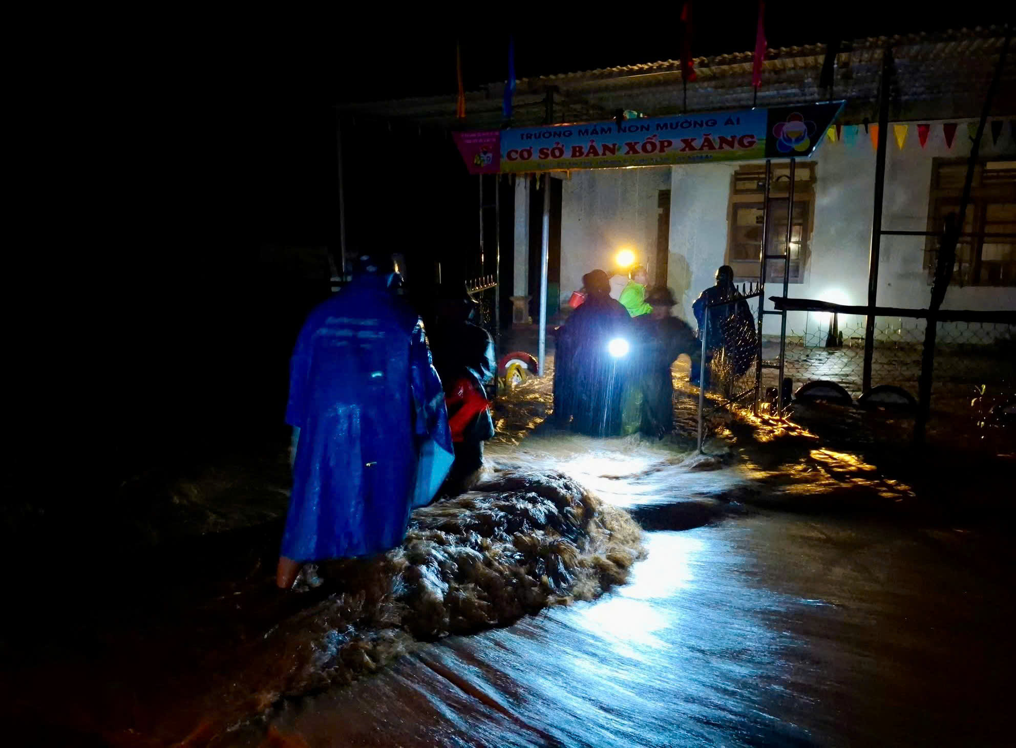 夜间洪水上涨，紧急转移85人