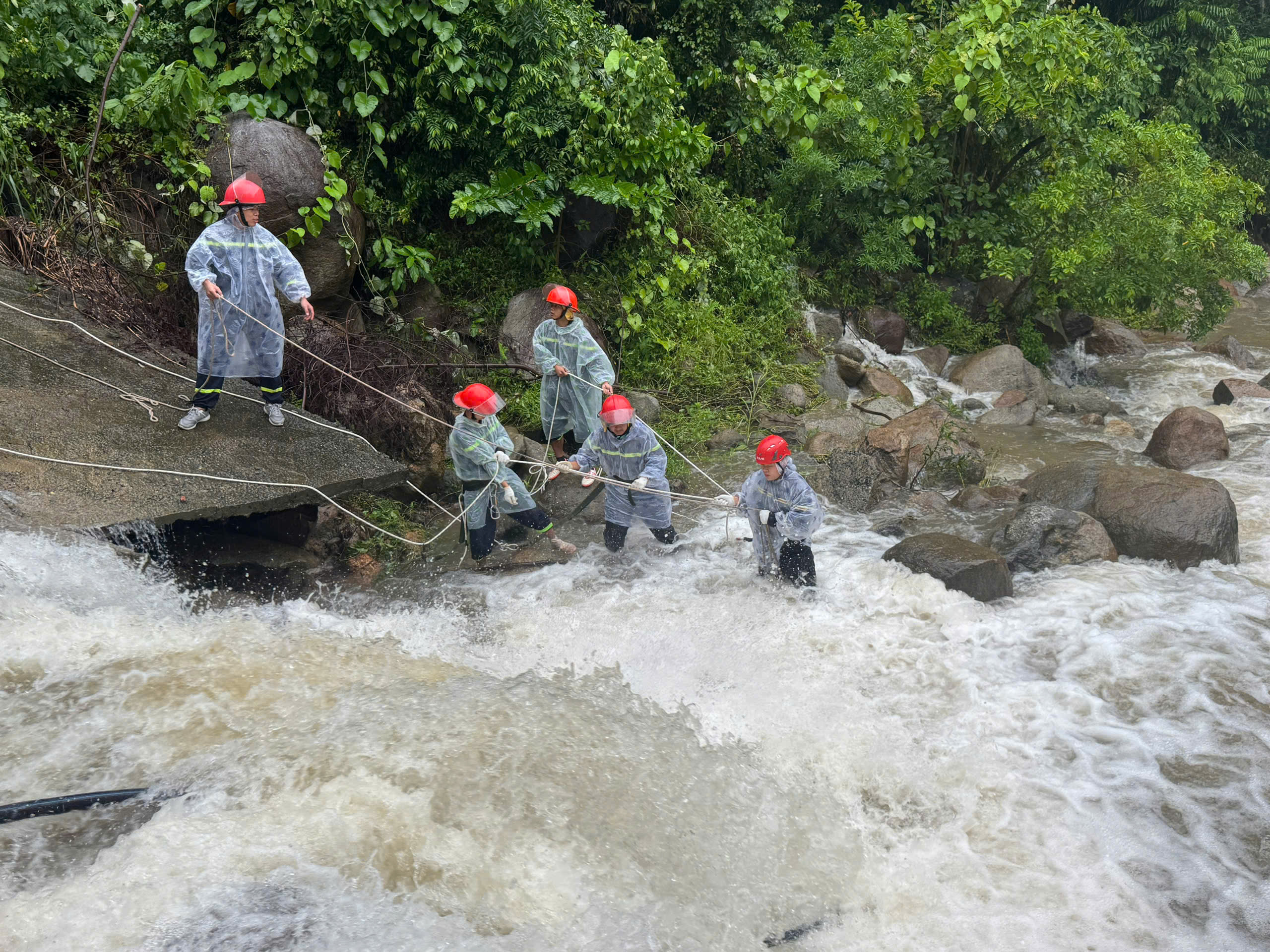 发现尸体与摩托车被困在山茶半岛急流溪流中