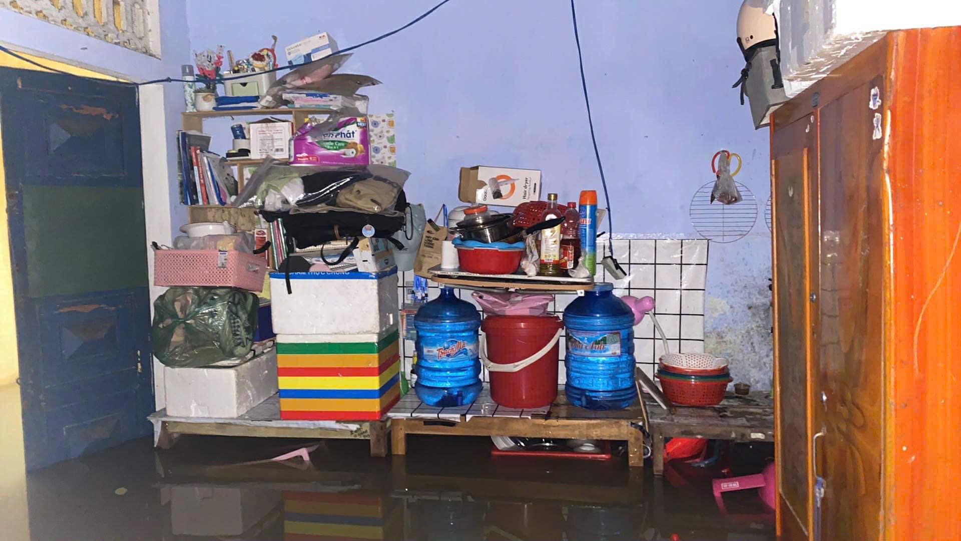 面对一片狼藉的出租屋，学生书籍淹没在洪水中，令人心酸