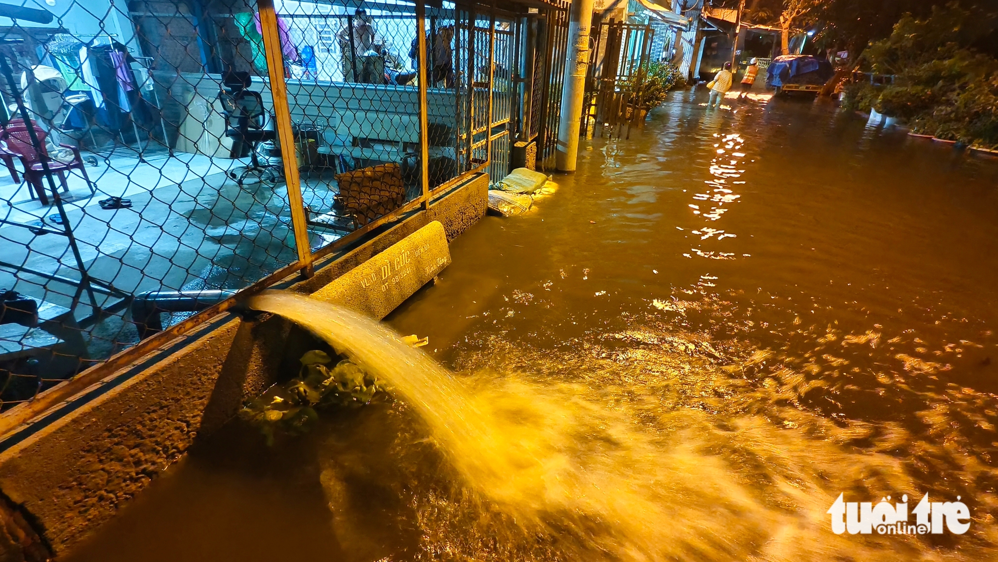胡志明市潮水高涨，幸好没有下雨