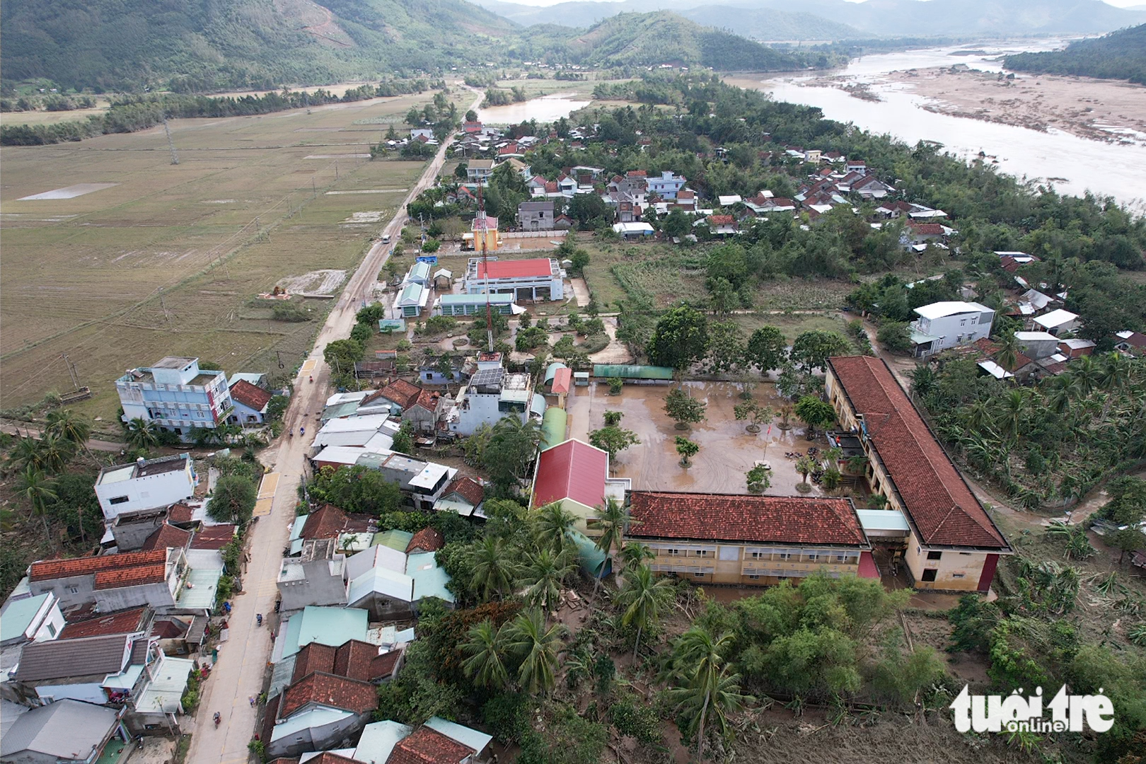 部队和公安在13号台风后帮助民众清理学校淤泥、修复屋顶