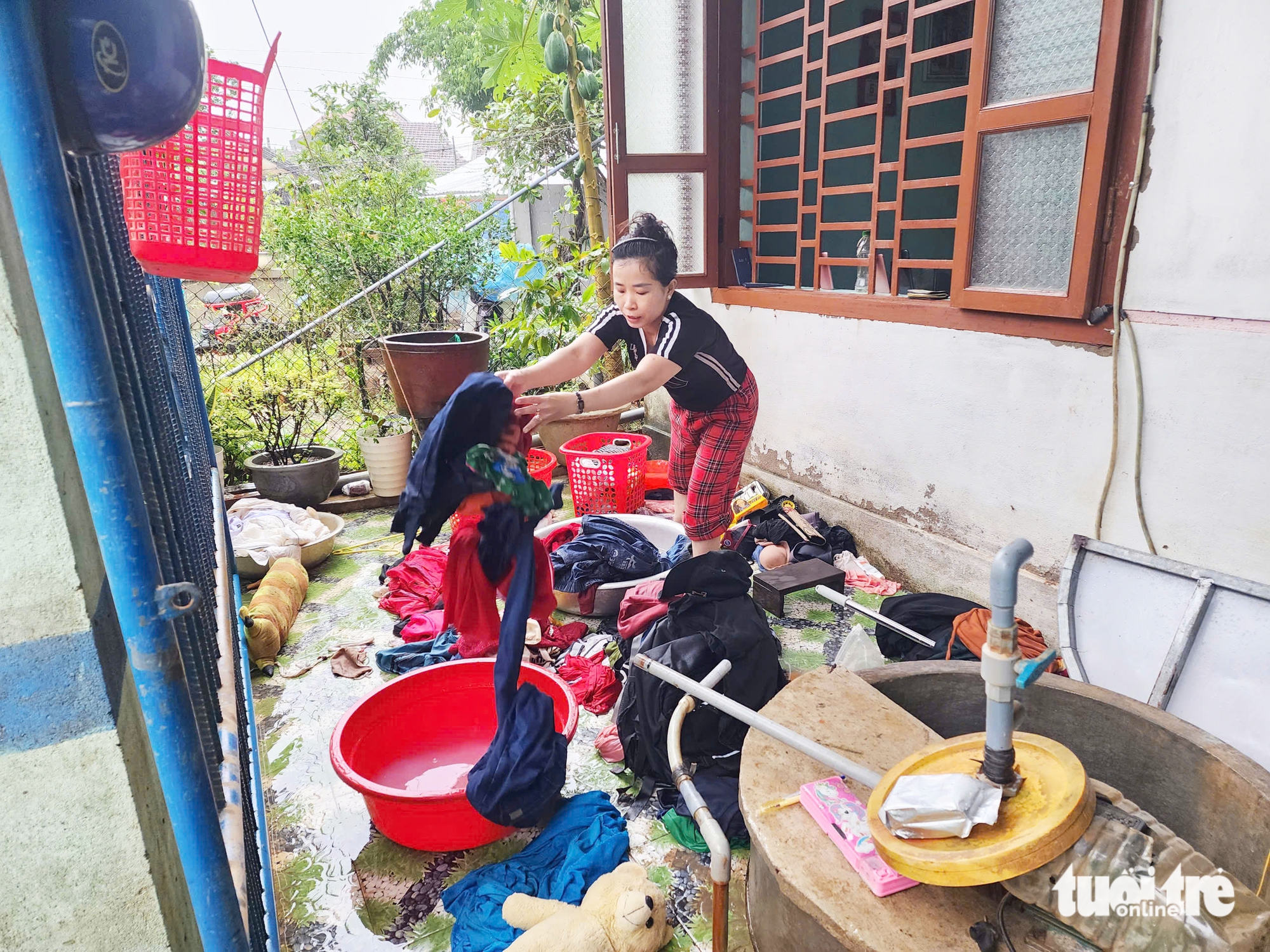 令人心碎的画面，从和盛洪水中心传来的悲痛