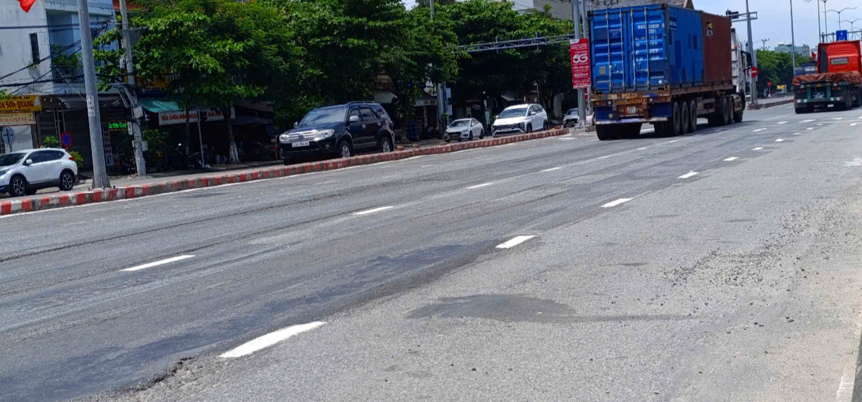 岘港主干道坑洼不平，“牛背”、“沟槽”亟待修复