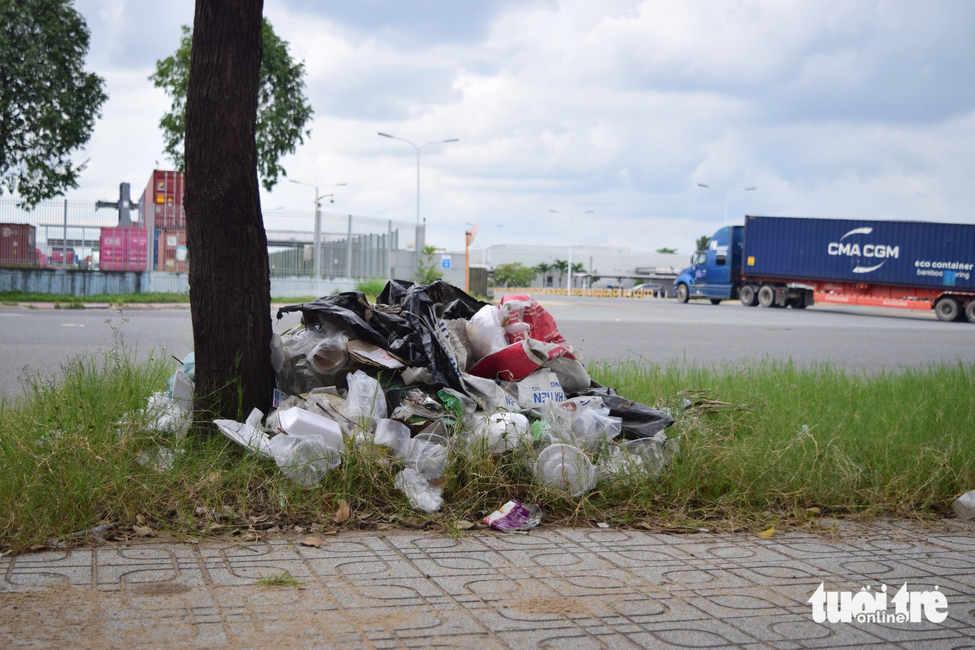 Bưng Ông Thoàn 路上垃圾堆积数月