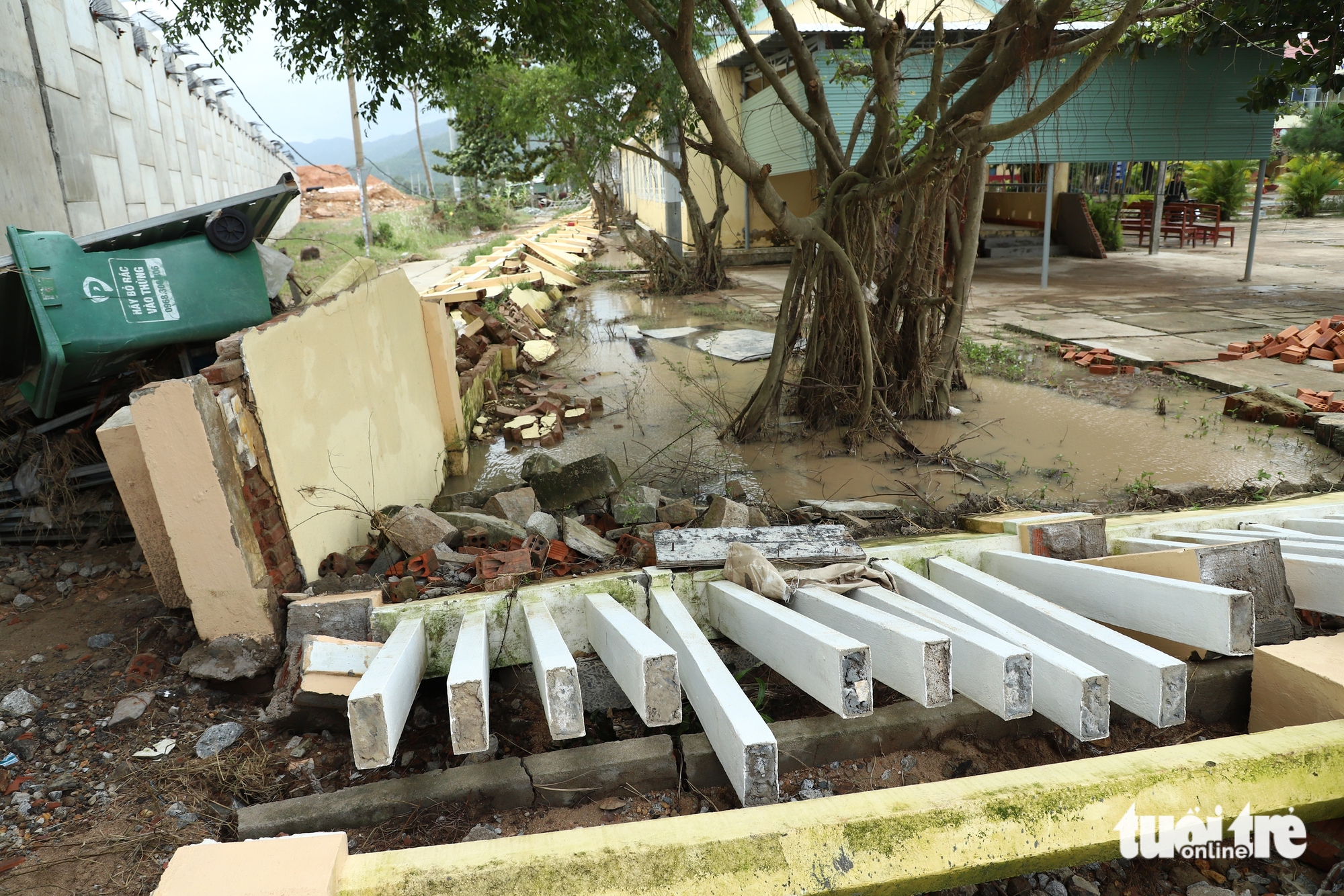 老师们搁置家务，在洪水后涉泥清理学校