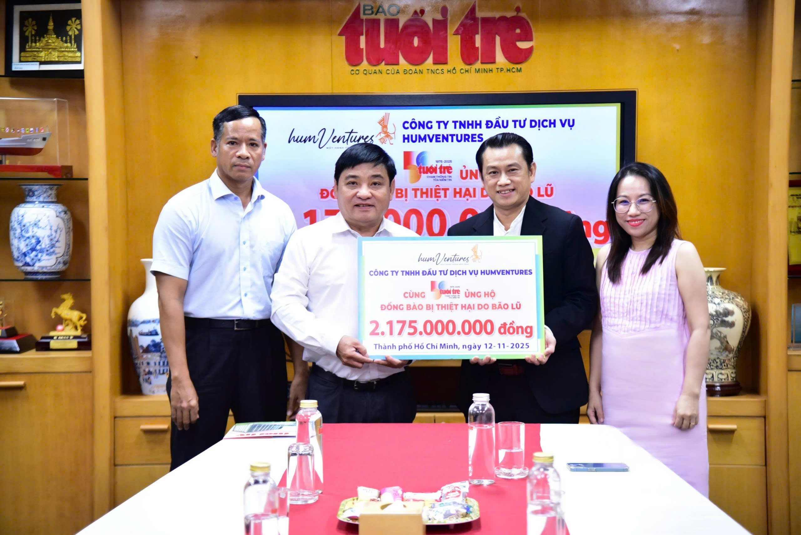 Humventures公司向《青年报》捐赠近22亿越南盾支持中部同胞