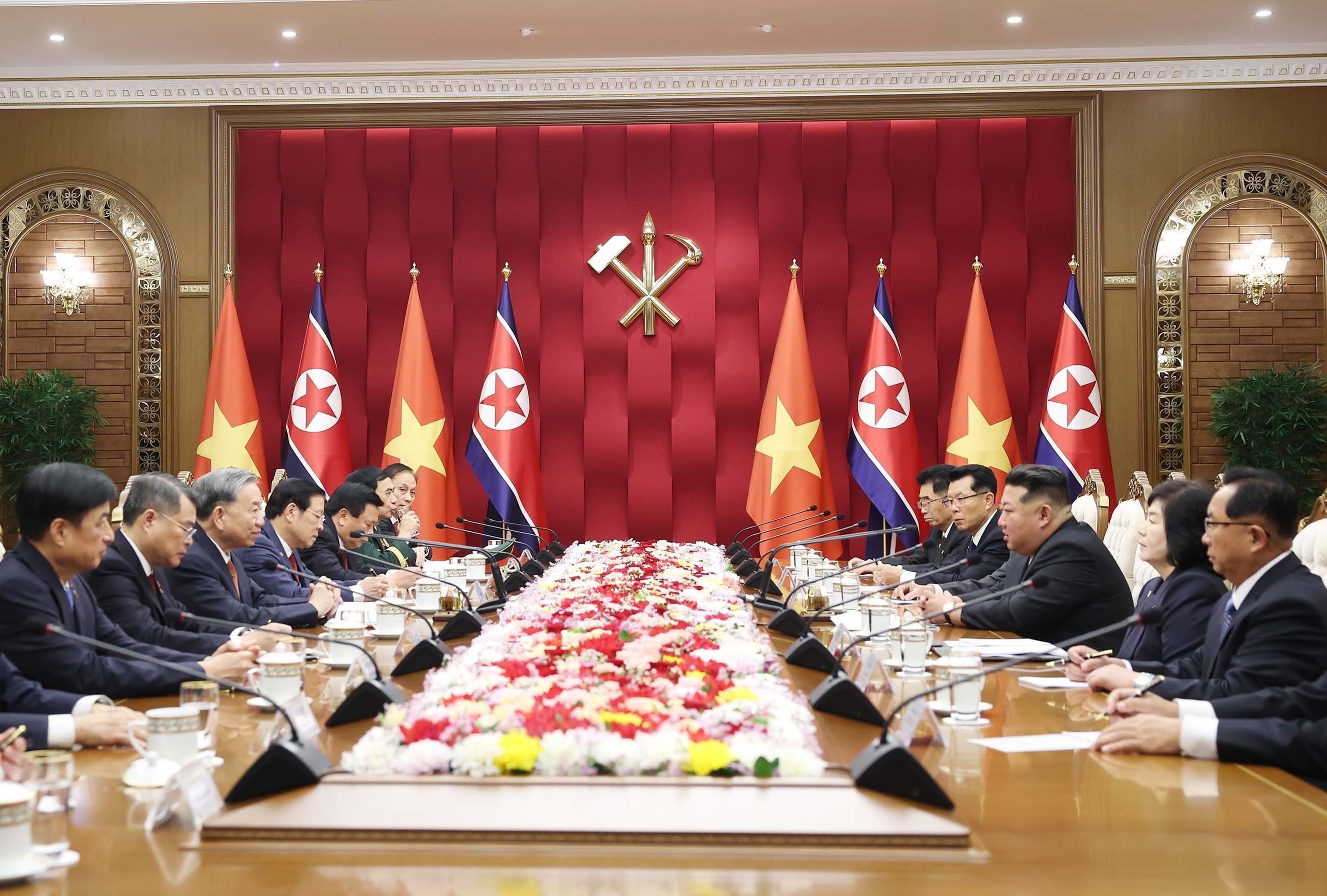 总书记苏林与朝鲜劳动党总书记、国务委员会委员长金正恩举行会谈
