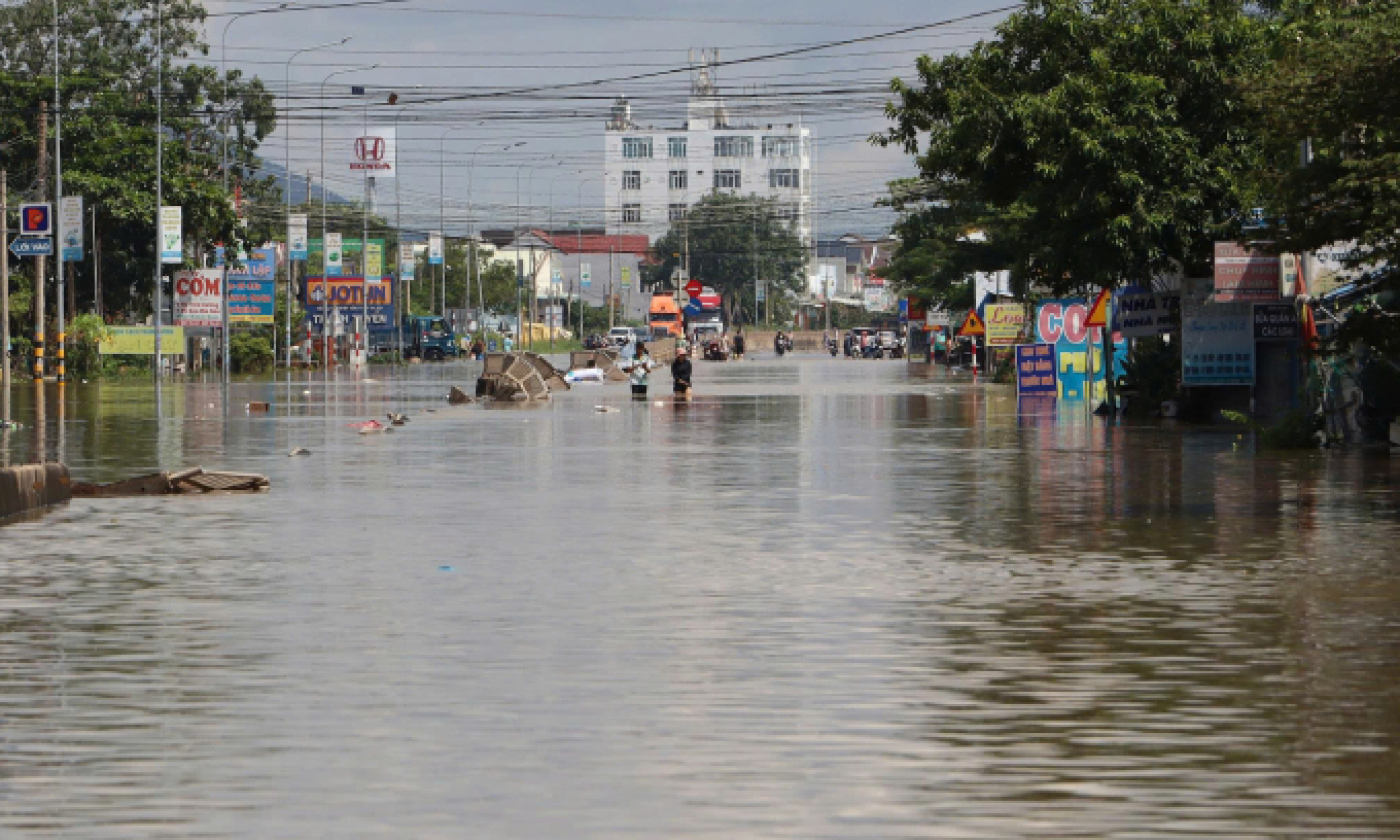 1号国道经过潘切路段积水近一米,交通瘫痪