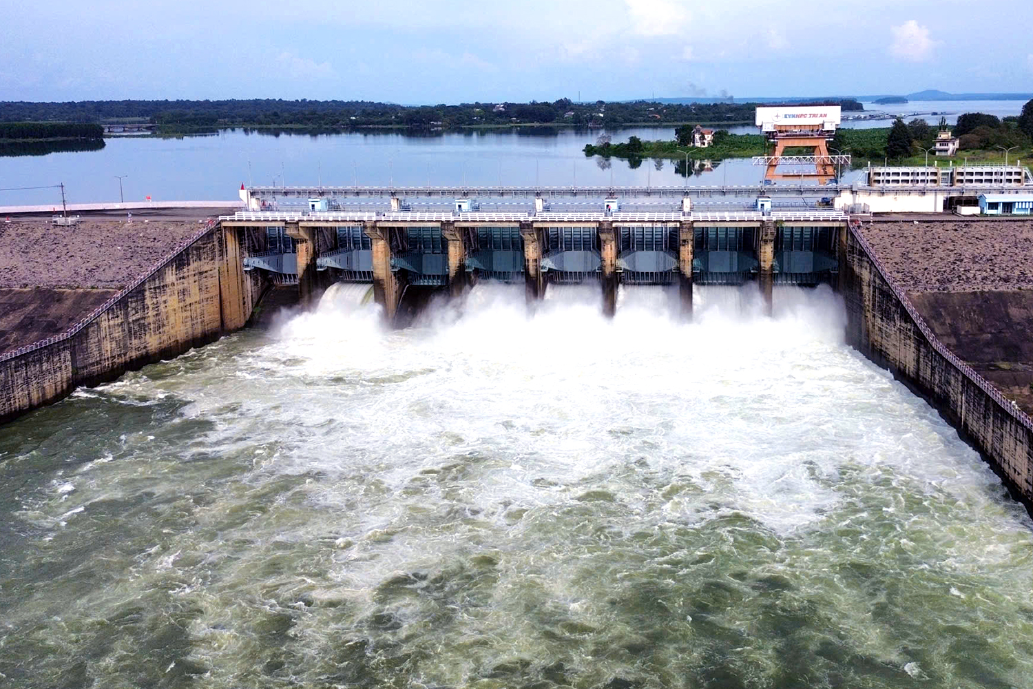 同奈河潮位下降，治安水电站第三次泄洪调节水库