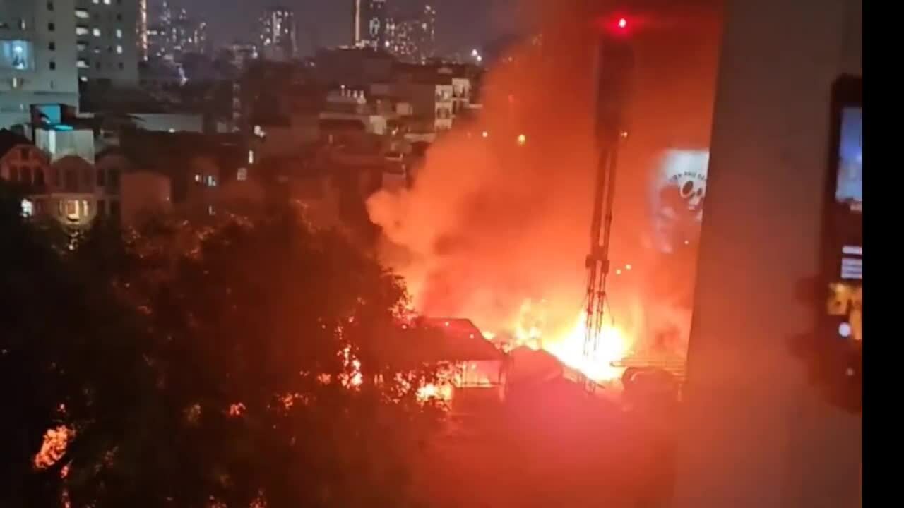 河内妇产医院附近发生房屋火灾