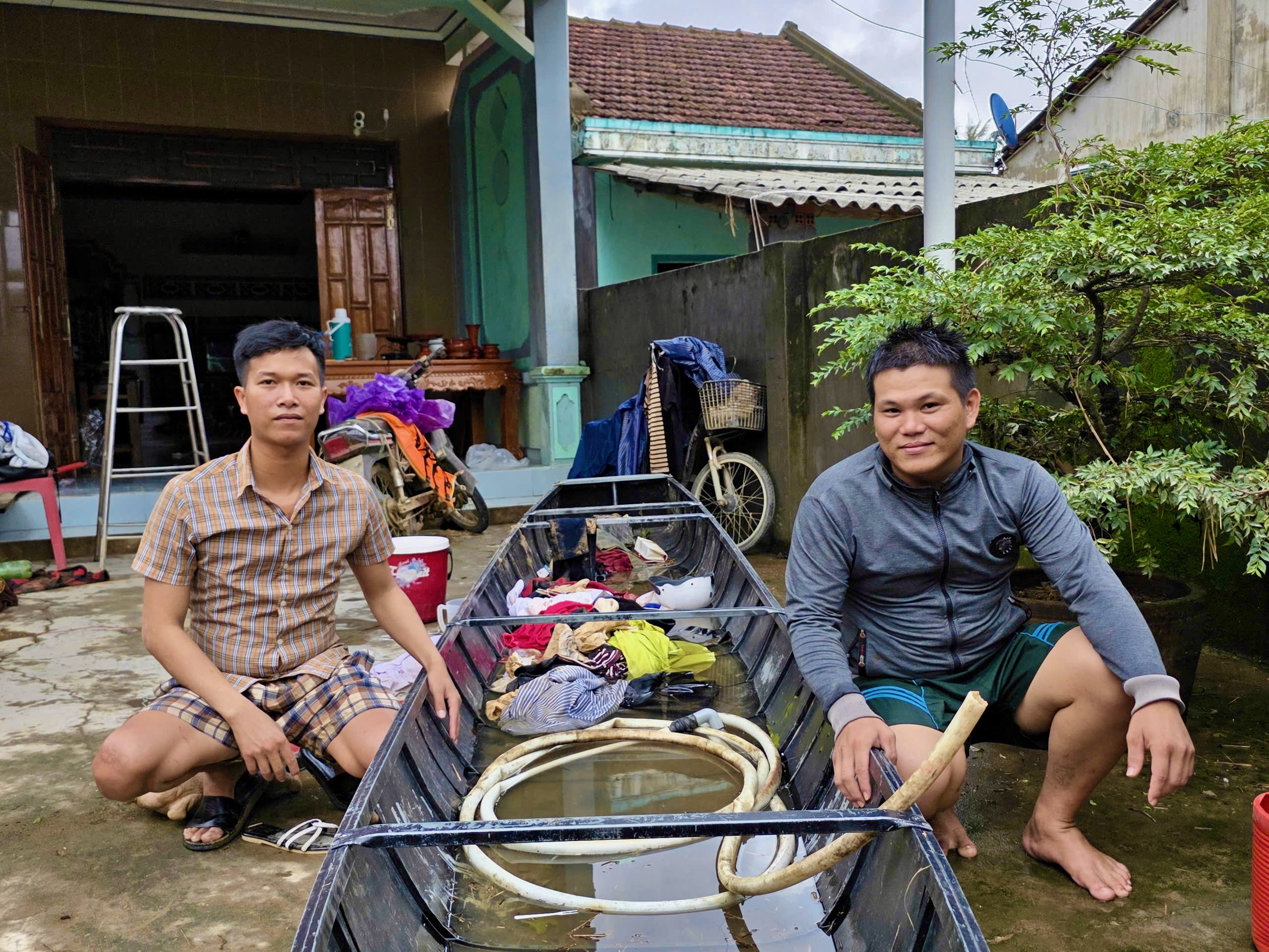 帮助60人躲避洪水的房子和两名年轻人划船救邻居的故事