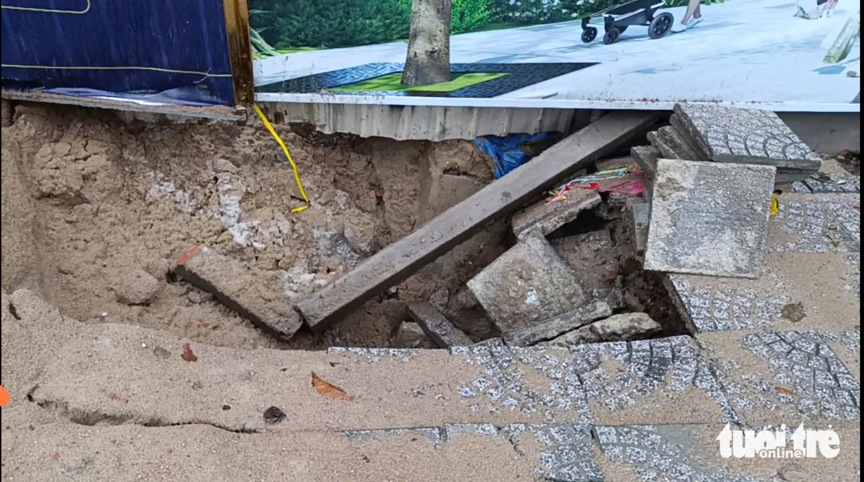 岘港‘死亡之坑’吞噬两辆汽车事件：路面出现多处裂缝