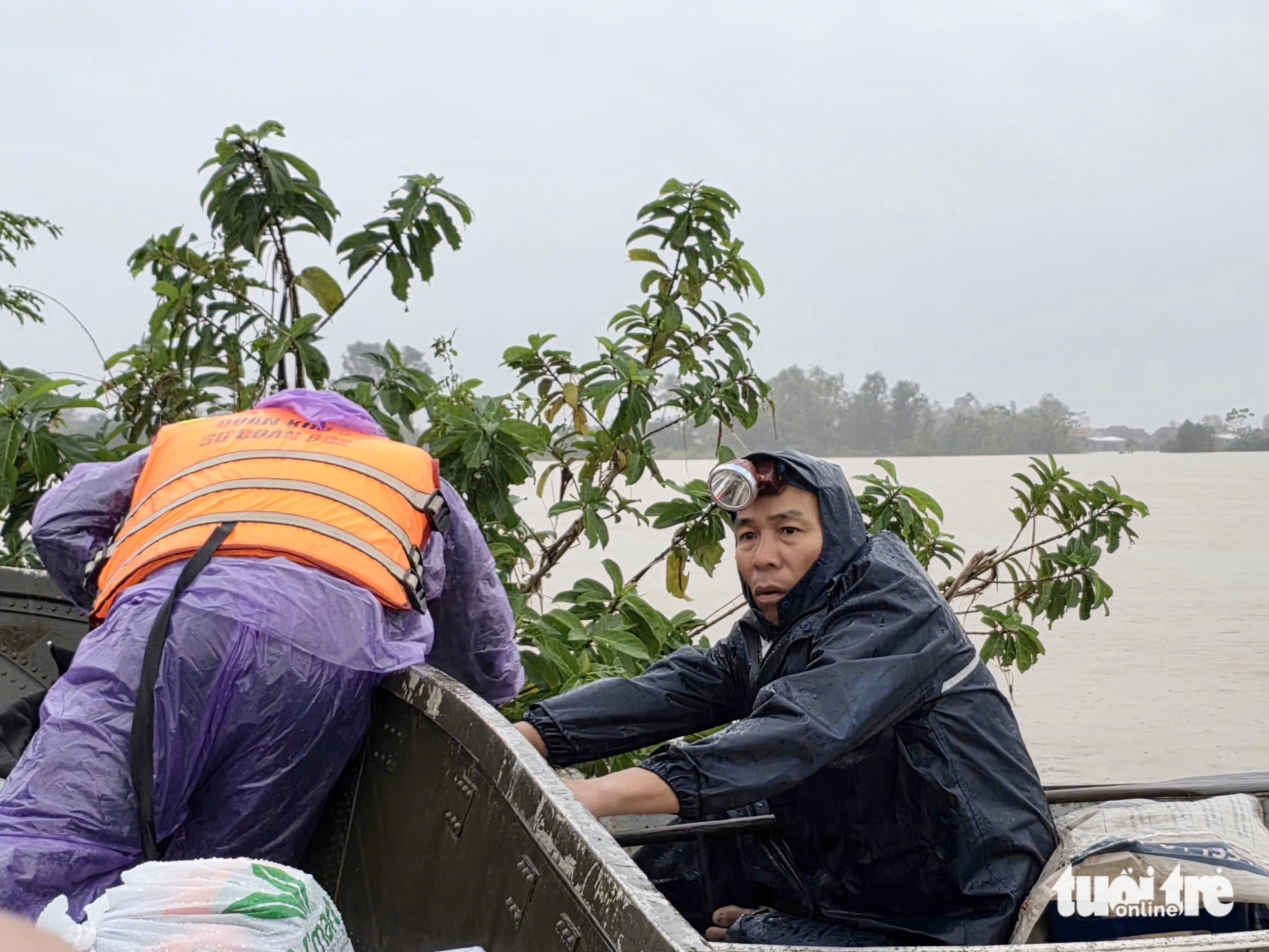 在屋顶上精疲力尽，缺少食物，看到军队的橡皮艇到来，民众激动落泪