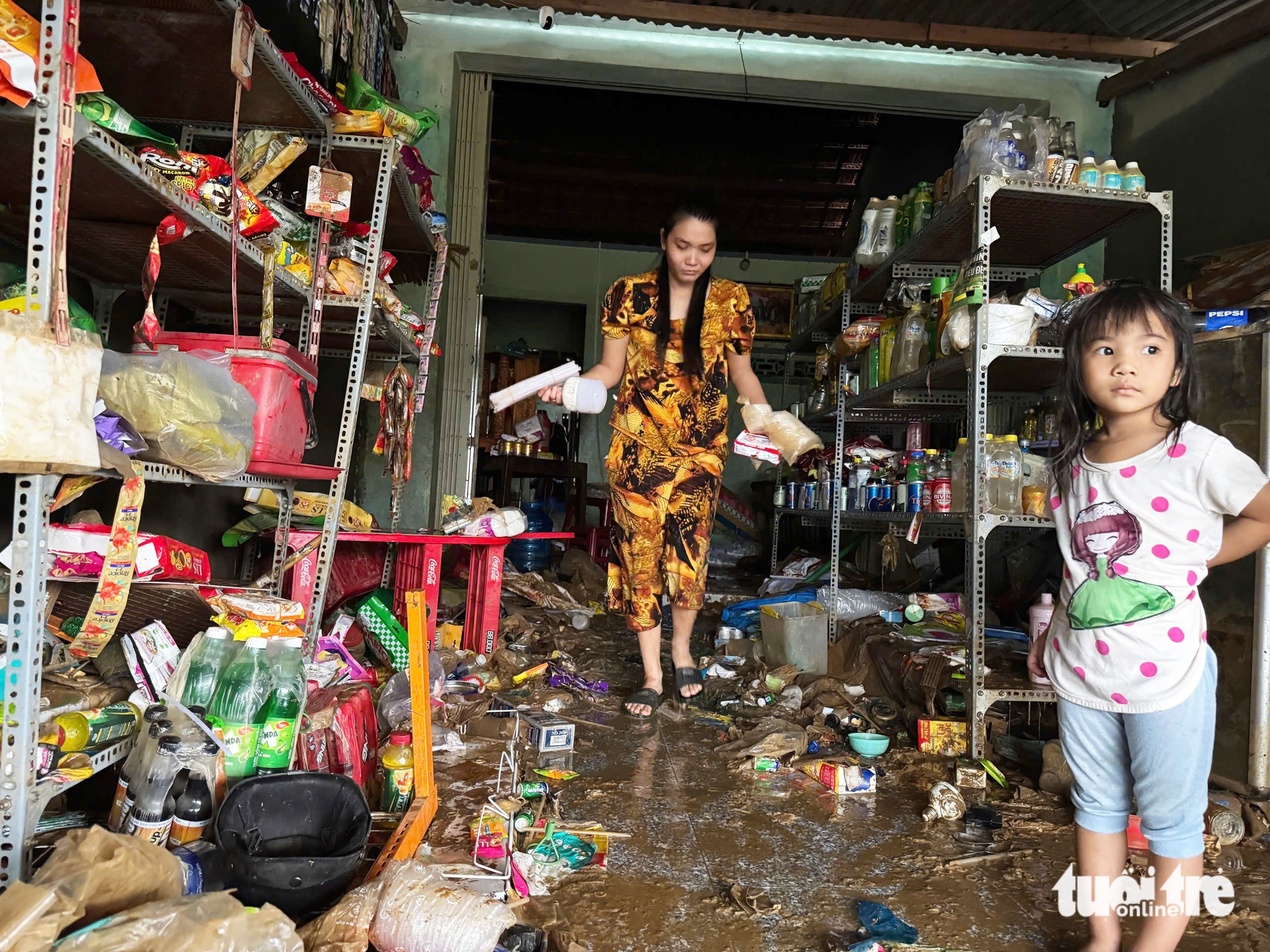 令人心碎的画面，从和盛洪水中心传来的悲痛