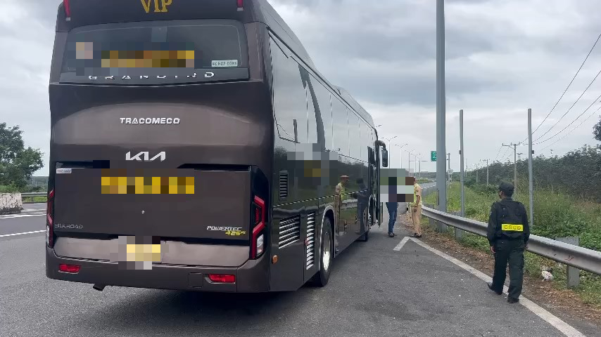 无合同卧铺客车在高速公路上行驶被交警局处理