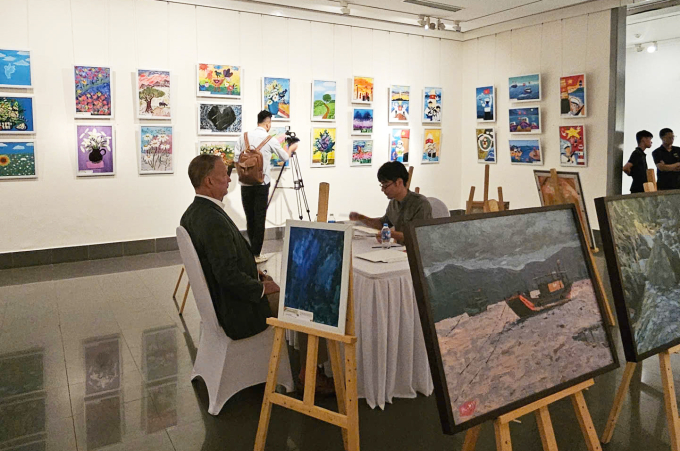 支持弱势儿童的画展