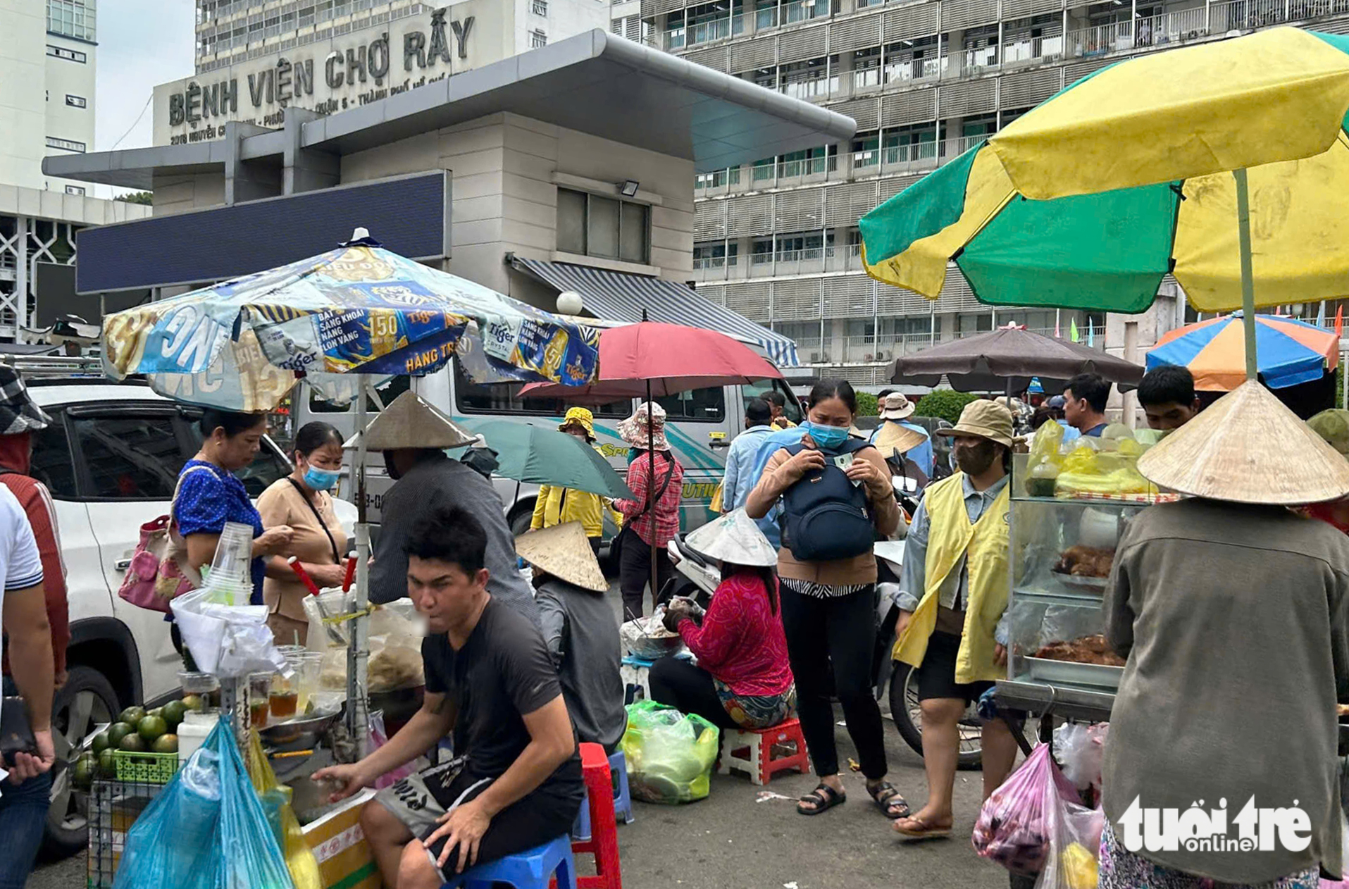 堤岸区：流动摊贩包围医院，人行道每平方米'窒息'