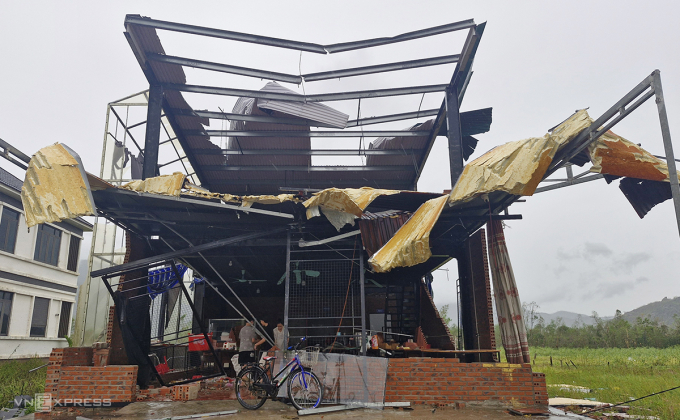 卡吉基台风导致近25,000间房屋屋顶被掀