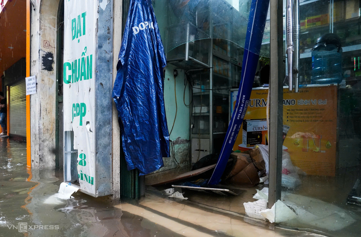居民在桥下避雨，涉水寻找回家路