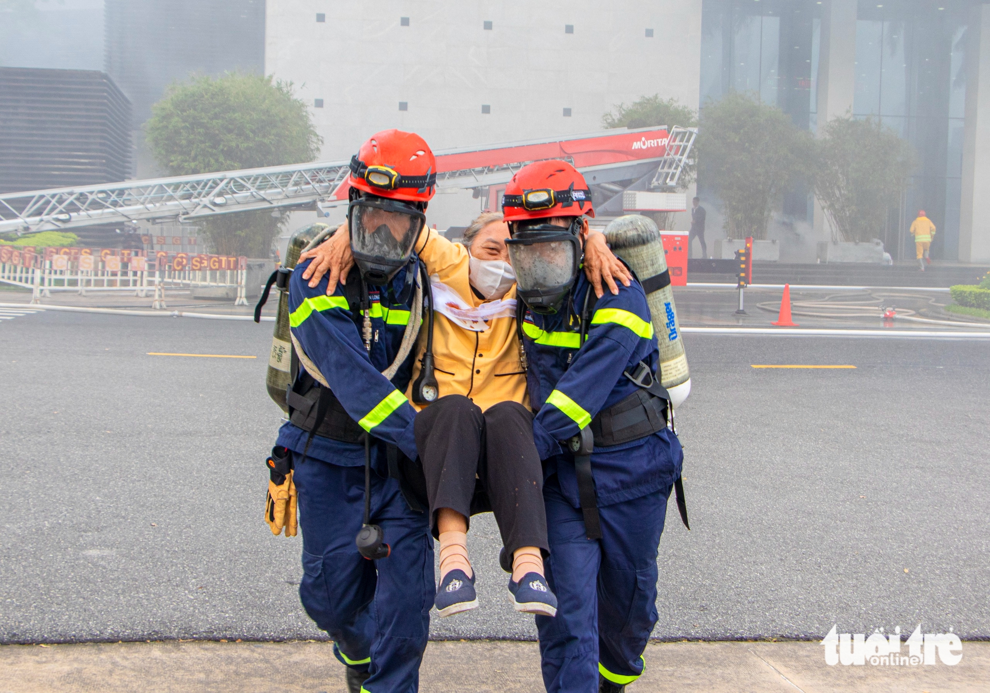数百人在岘港行政中心进行消防演习