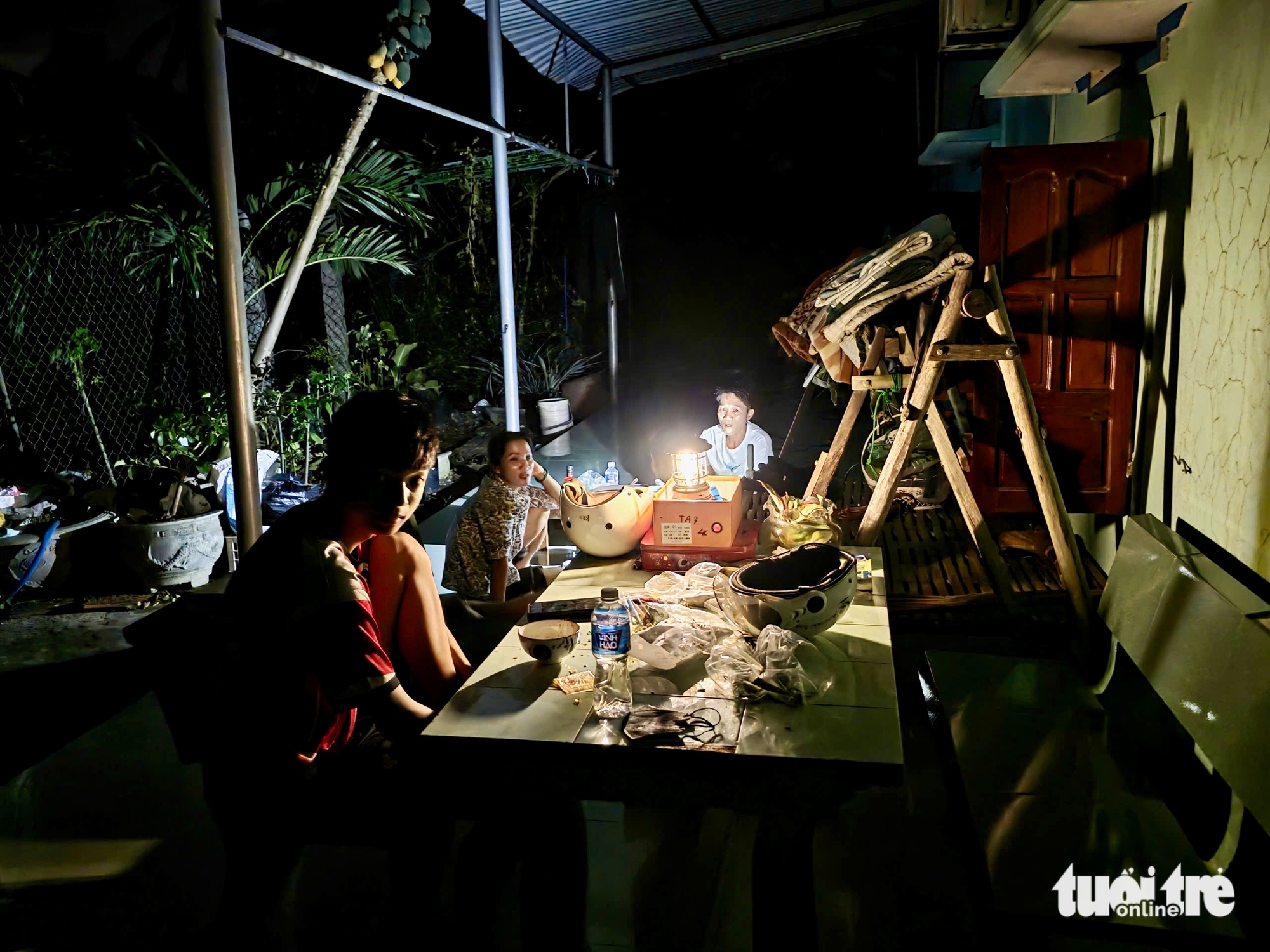 达乐省东部台风区居民应对停电的各种生活方式