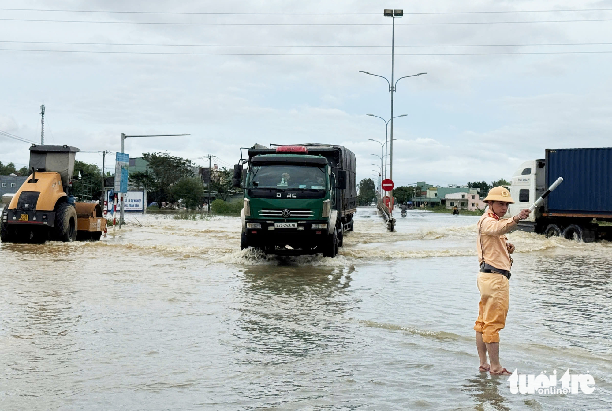 国道1号经过岘港被淹，多个山区乡镇发生山体滑坡，道路中断